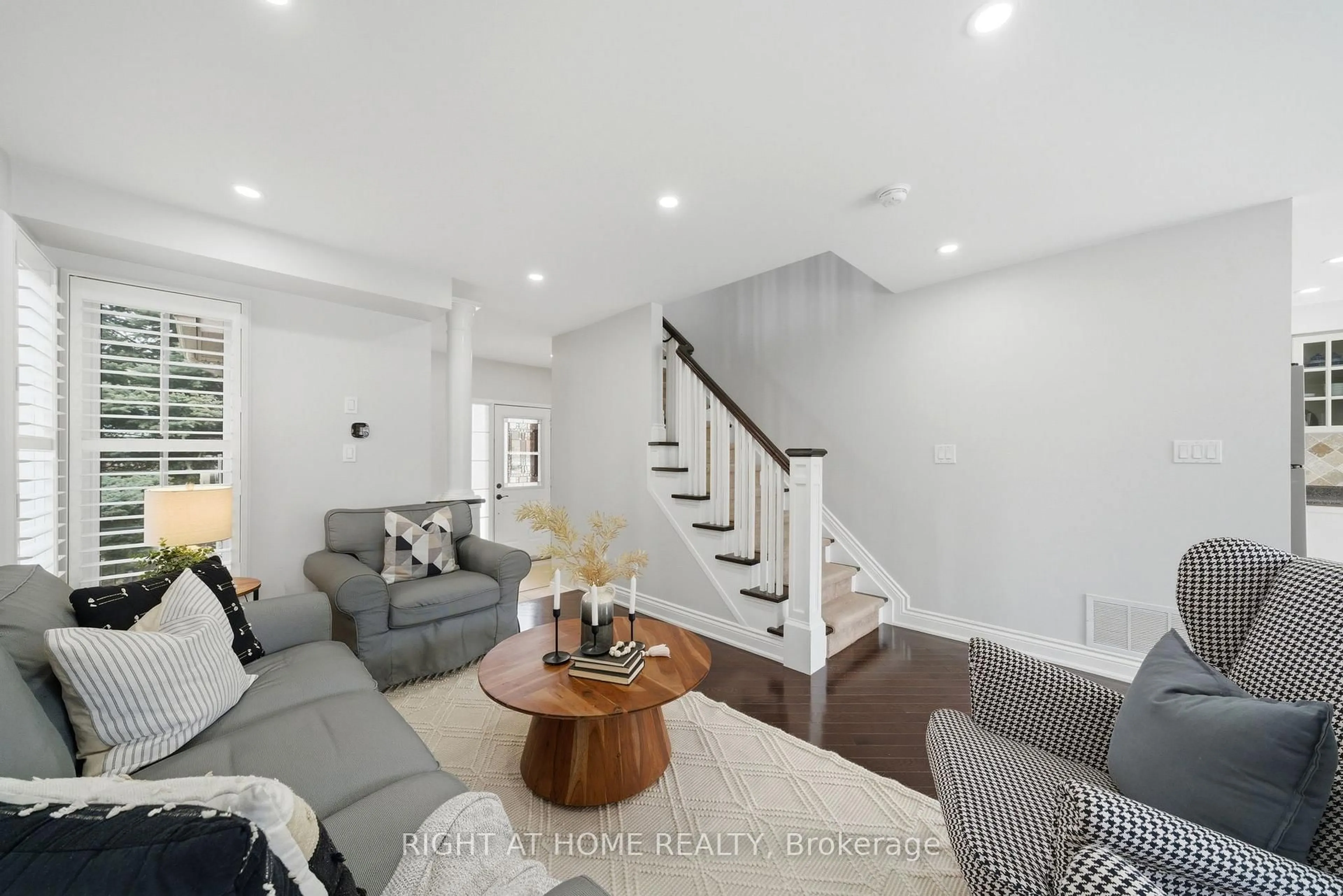 Living room with furniture, unknown for 2230 Sutton Dr, Burlington Ontario L7L 7K4