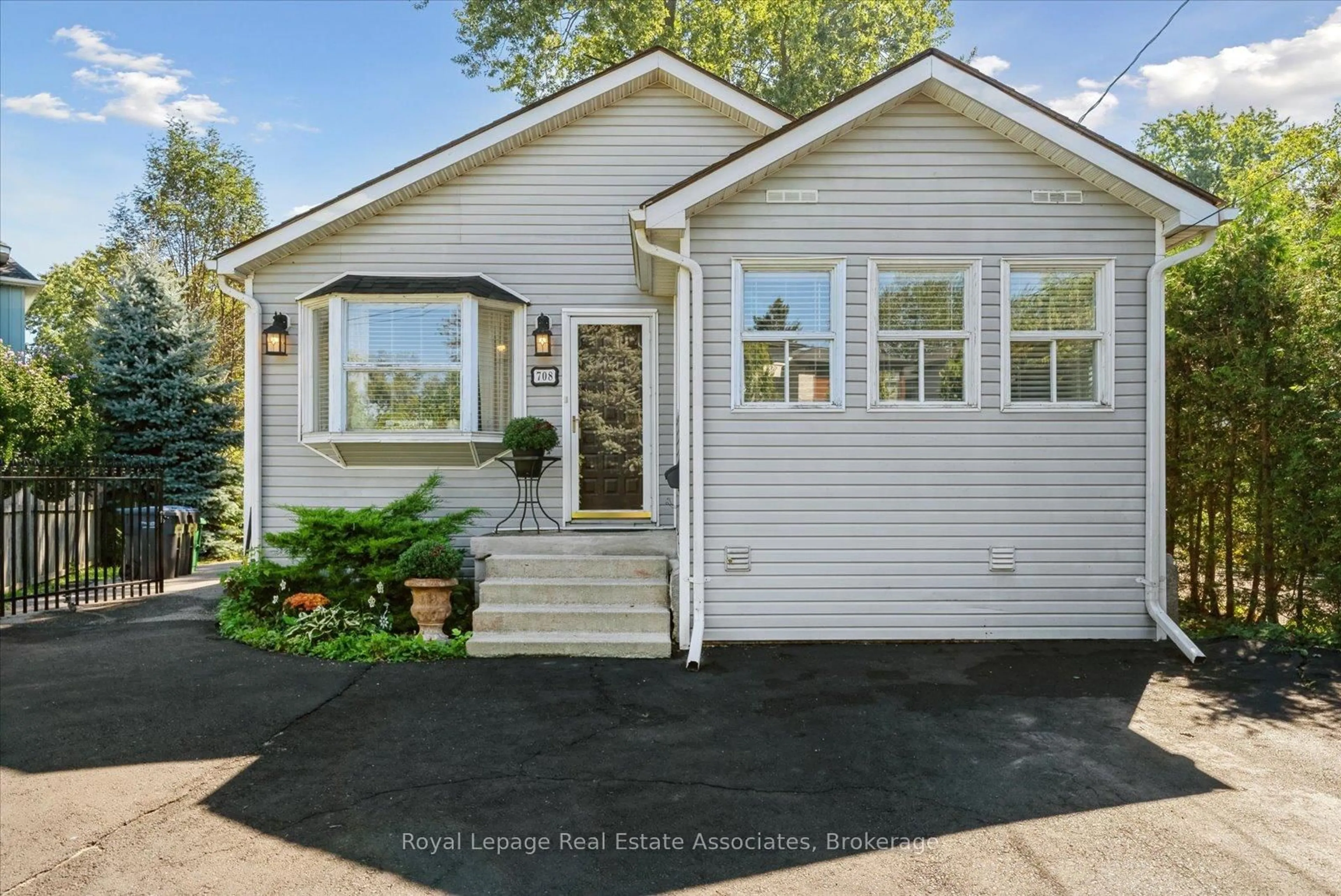 Home with vinyl exterior material, street for 708 Montbeck Cres, Mississauga Ontario L5G 1P3