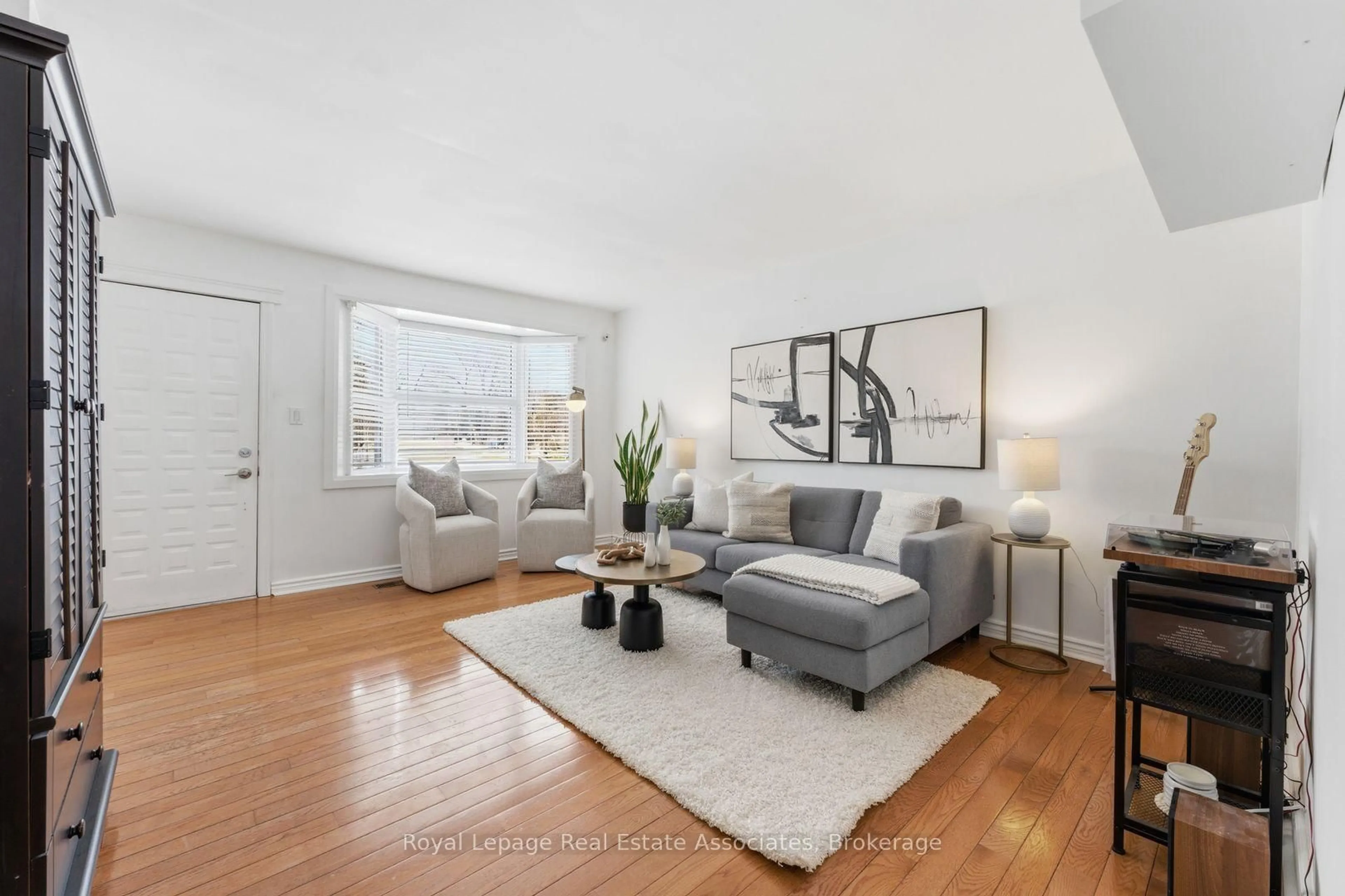 Living room with furniture, unknown for 708 Montbeck Cres, Mississauga Ontario L5G 1P3