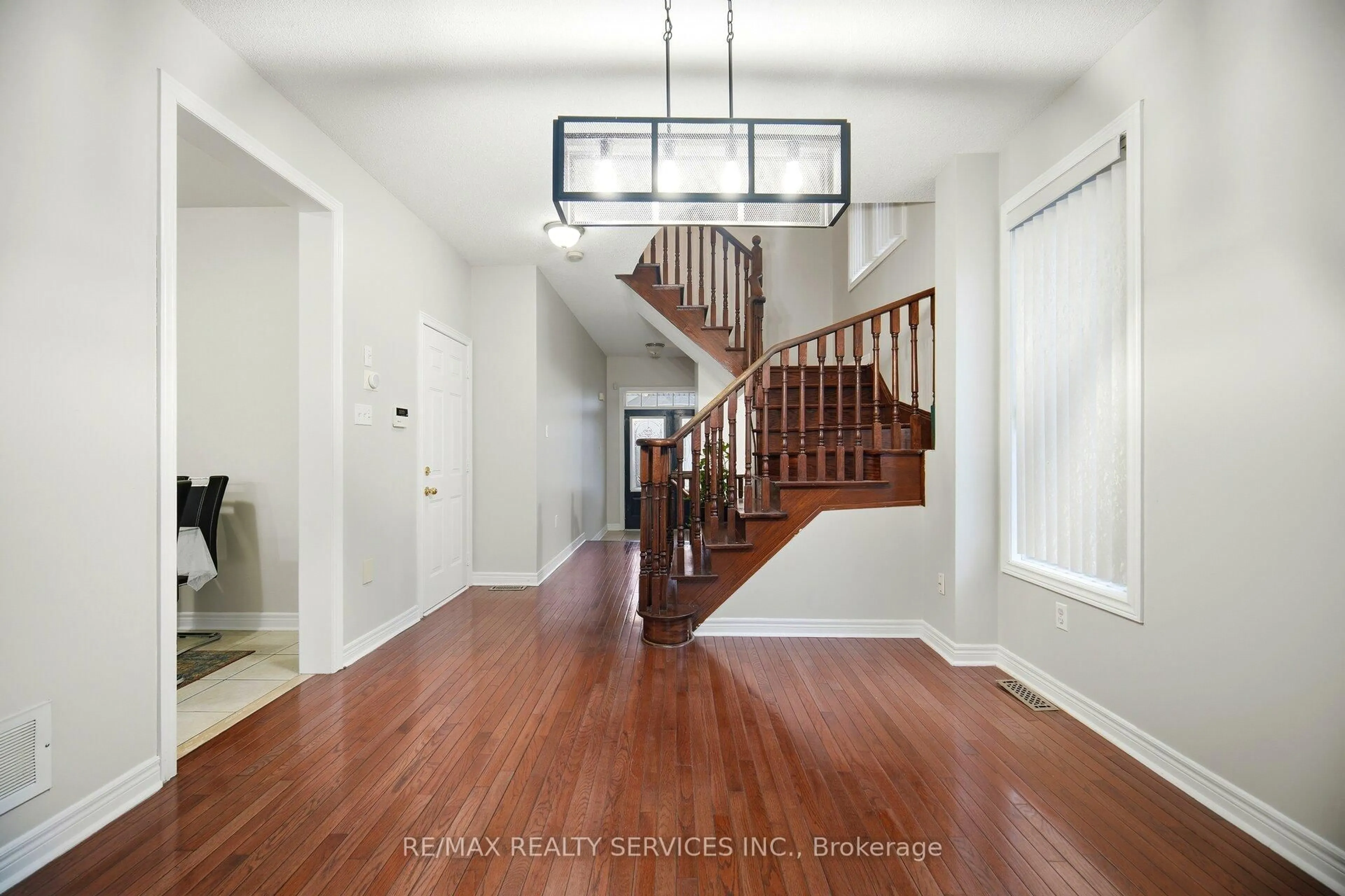 Indoor entryway for 31 Seahorse Ave, Brampton Ontario L6V 4N7