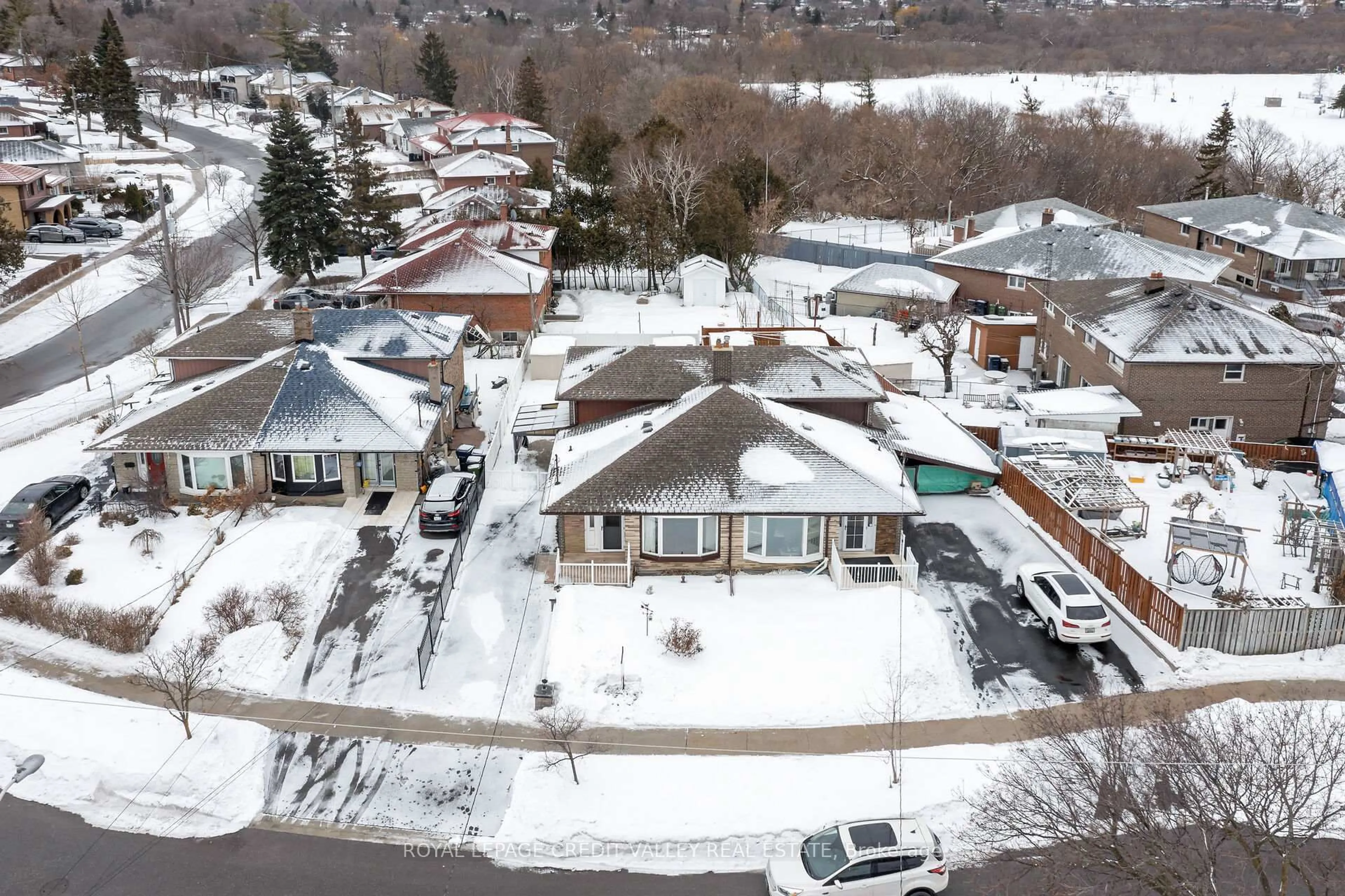 A pic from outside/outdoor area/front of a property/back of a property/a pic from drone, street for 5 Faulkner Cres, Toronto Ontario M9M 2B9