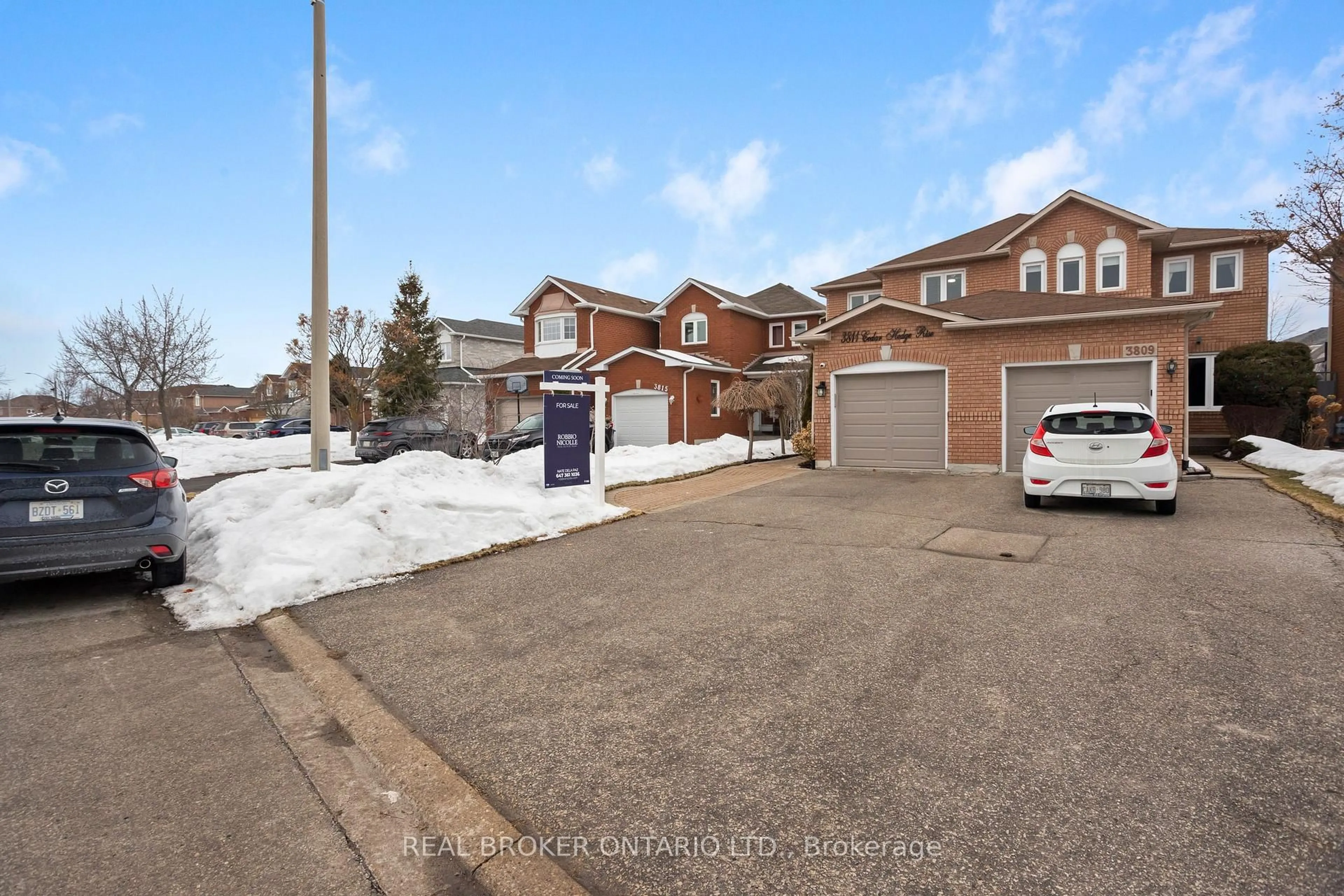A pic from outside/outdoor area/front of a property/back of a property/a pic from drone, street for 3811 Cedar Hedge Rise, Mississauga Ontario L5N 6W5