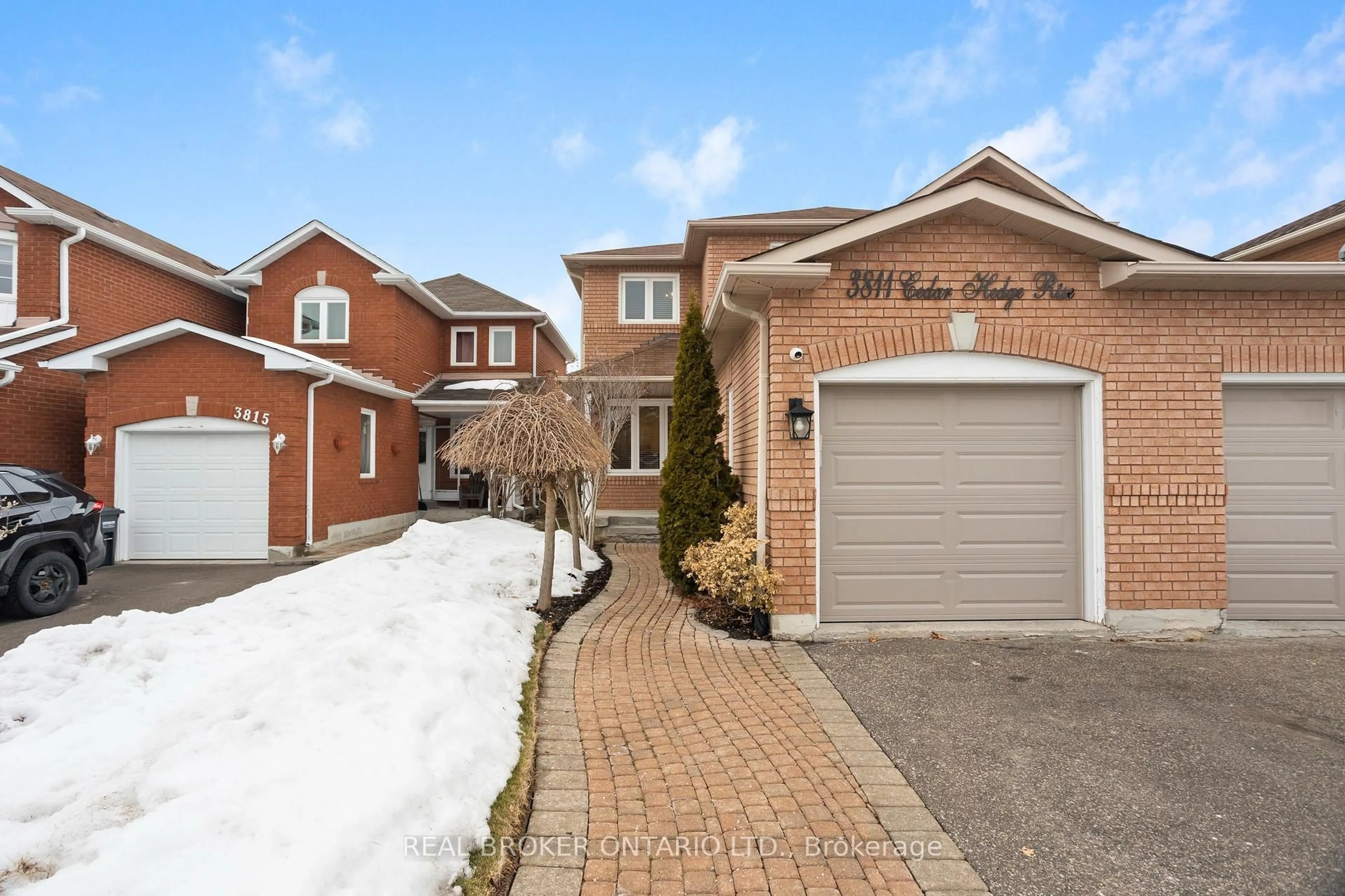 Home with brick exterior material, street for 3811 Cedar Hedge Rise, Mississauga Ontario L5N 6W5