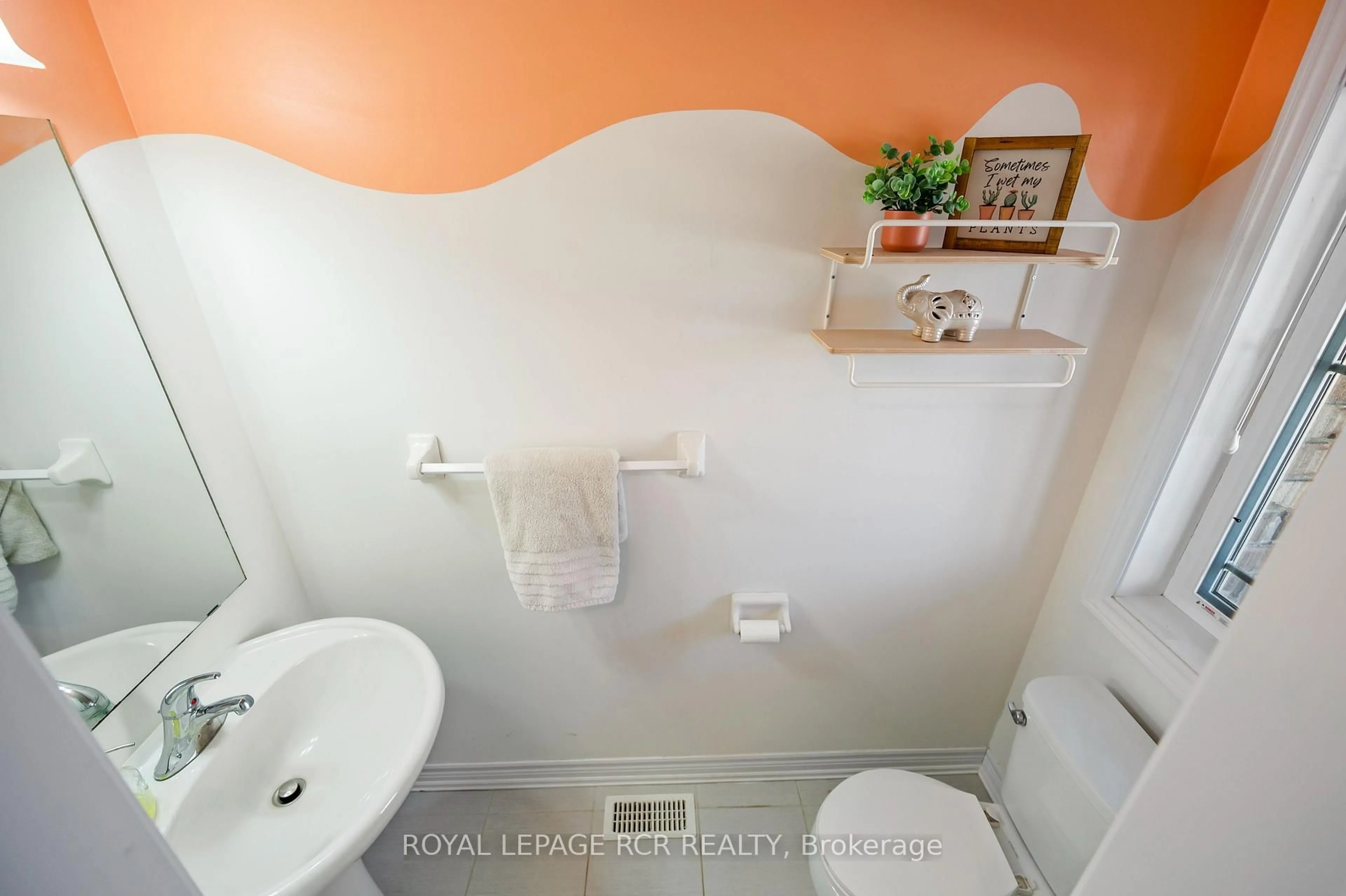 Standard bathroom, ceramic/tile floor for 124 Parkinson Cres #10, Orangeville Ontario L9W 6X3