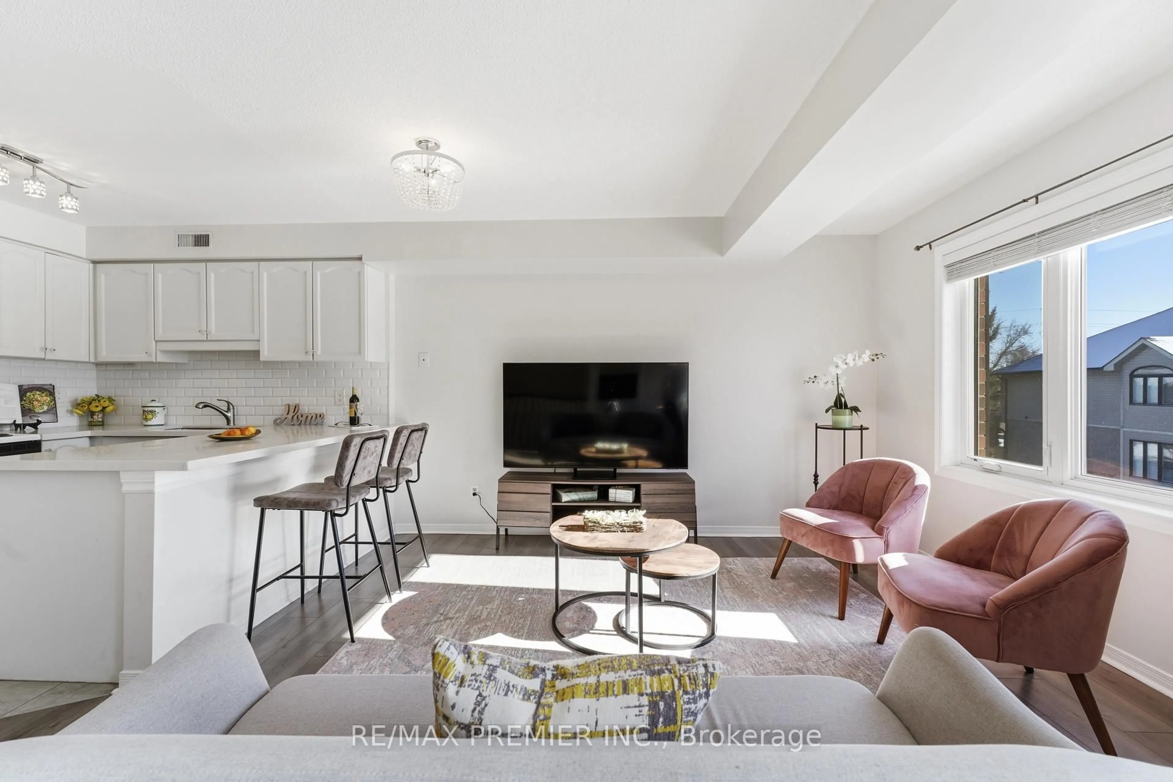 Living room with furniture, unknown for 2120 Headon Rd #12, Burlington Ontario L7M 4J9