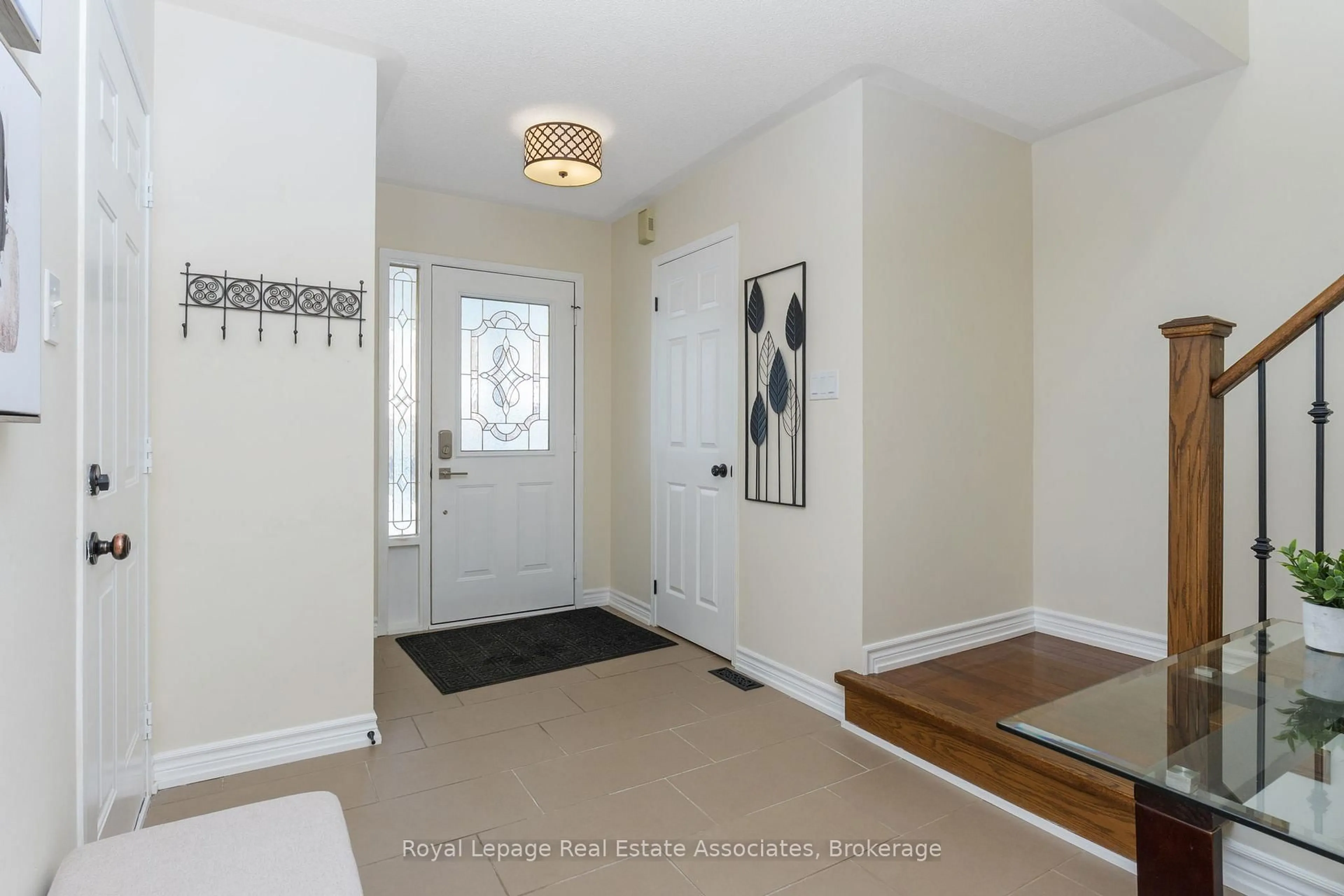 Indoor entryway for 1196 Knight Tr, Milton Ontario L9T 5R9