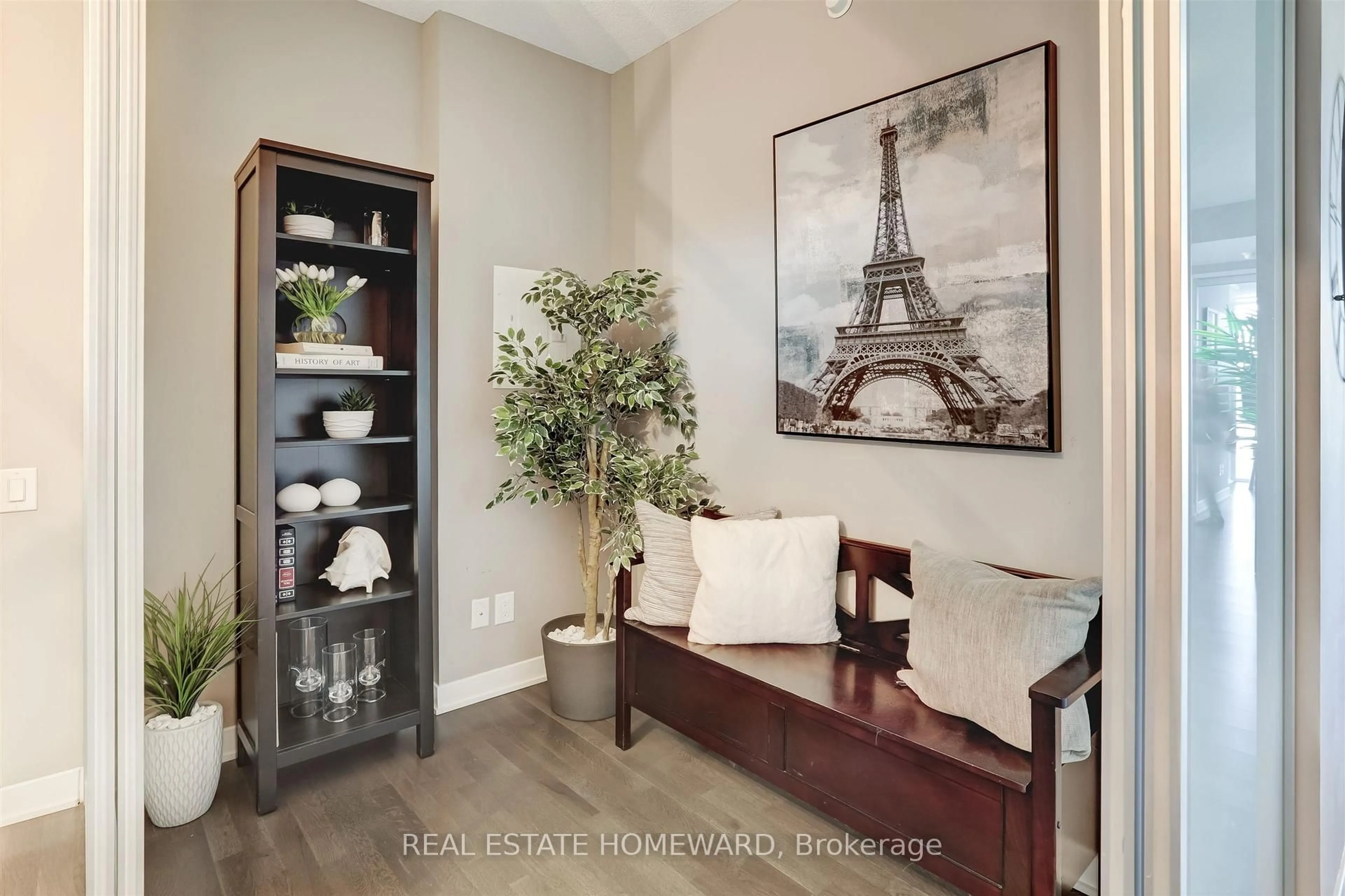 Indoor entryway for 90 Park Lawn Rd #2316, Toronto Ontario M8Y 0B6