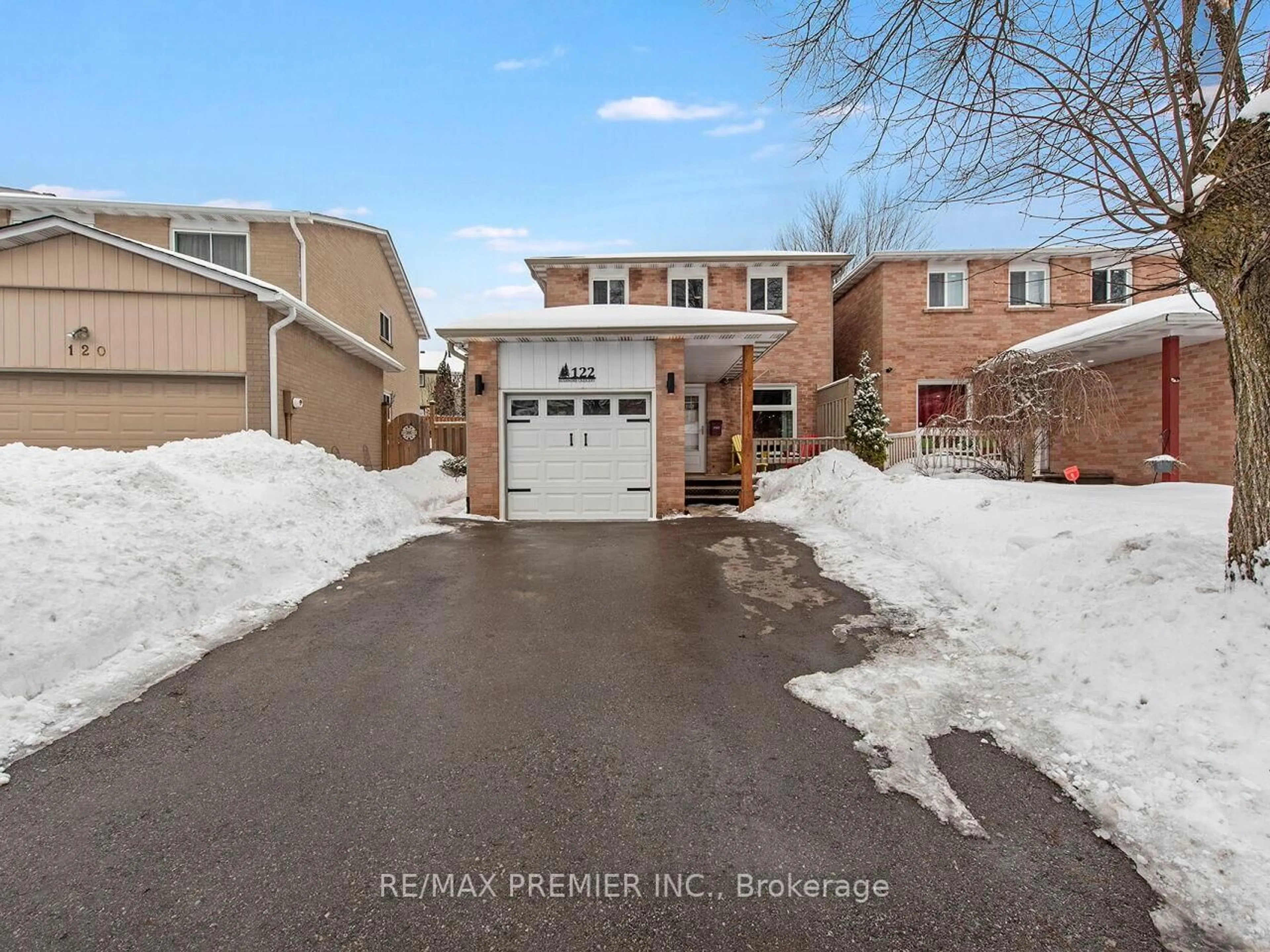 A pic from outside/outdoor area/front of a property/back of a property/a pic from drone, street for 122 Rushmore Cres, Brampton Ontario L6Z 1R2