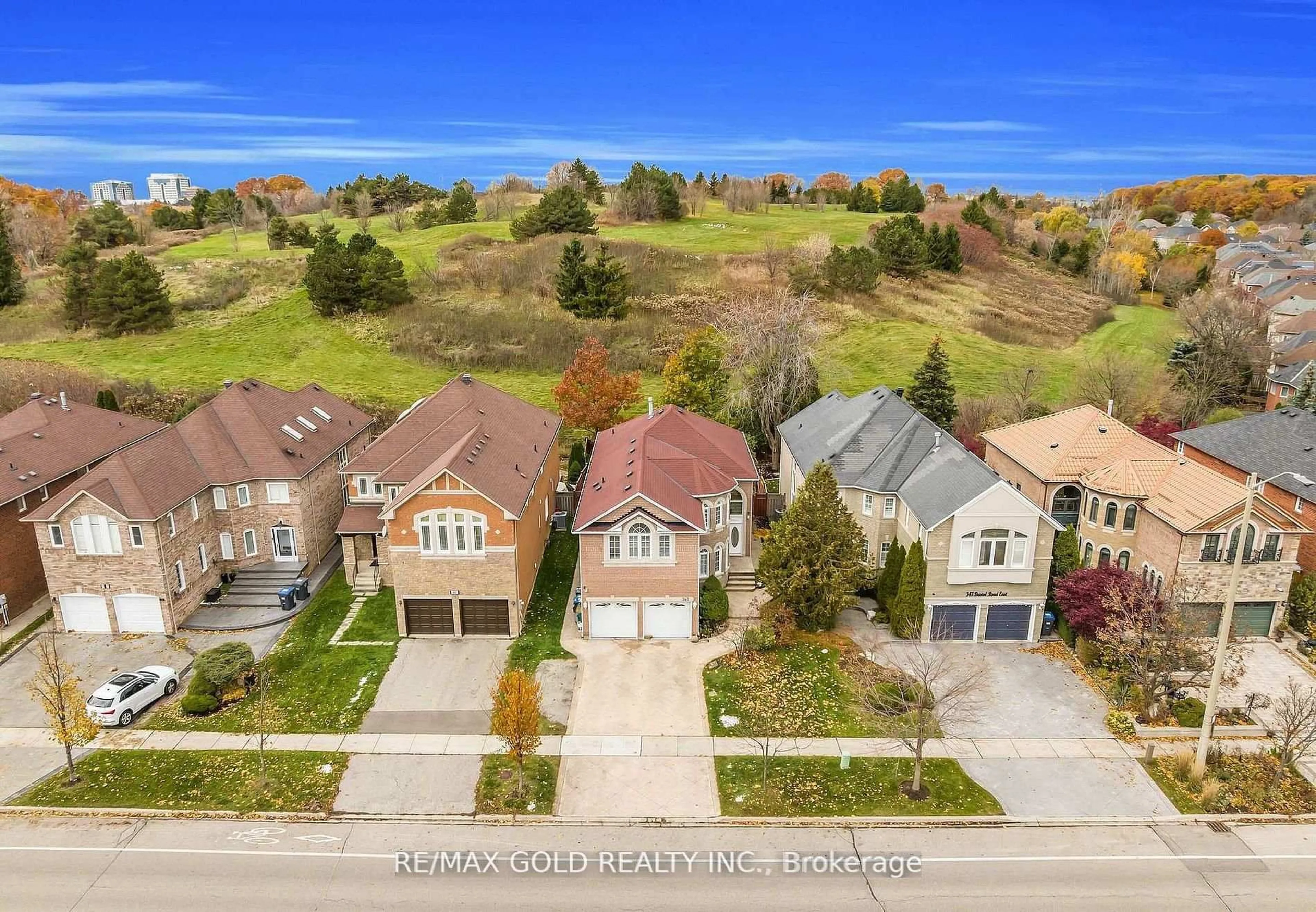 A pic from outside/outdoor area/front of a property/back of a property/a pic from drone, street for 343 Bristol Rd, Mississauga Ontario L4Z 3V6