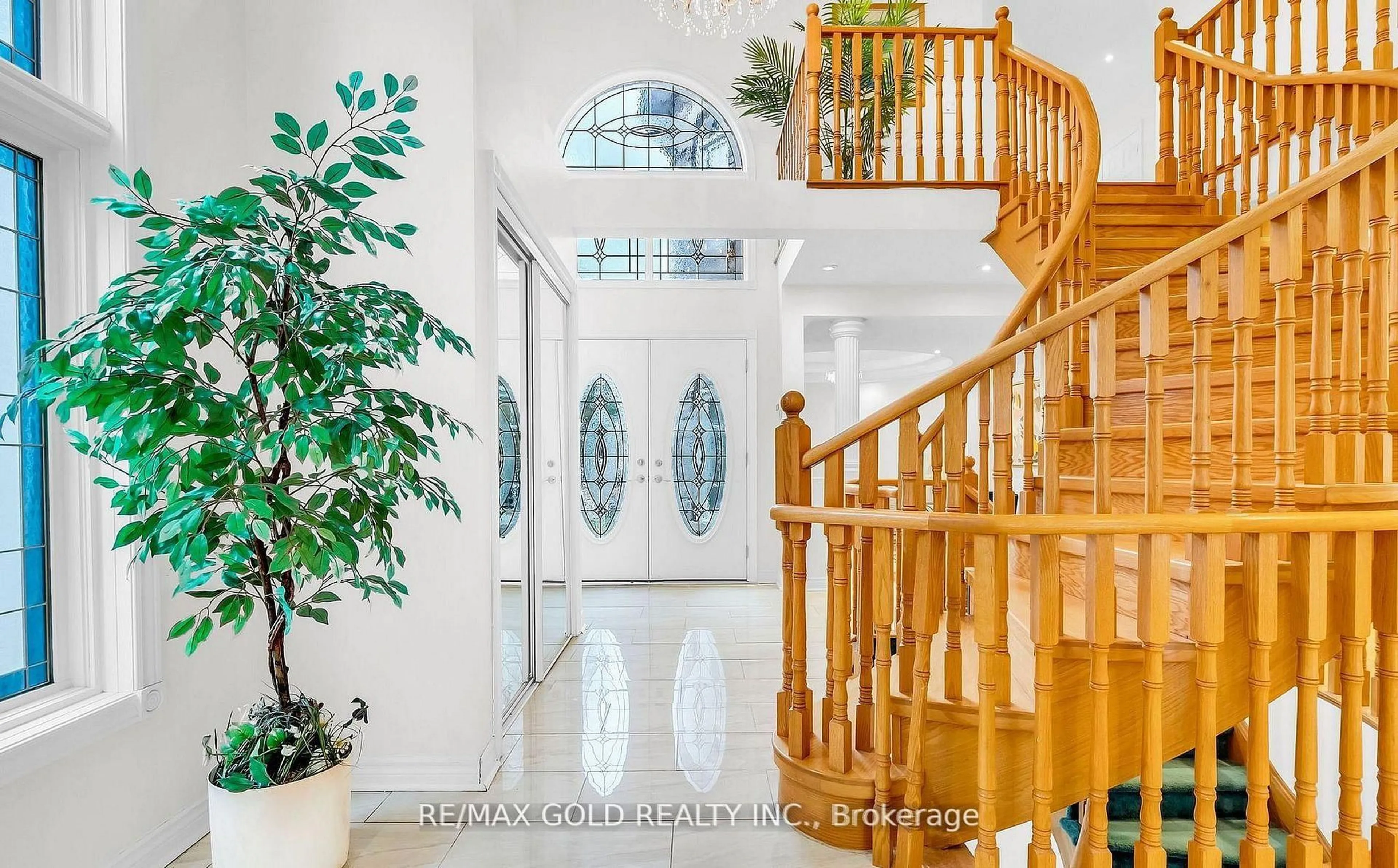 Indoor foyer for 343 Bristol Rd, Mississauga Ontario L4Z 3V6
