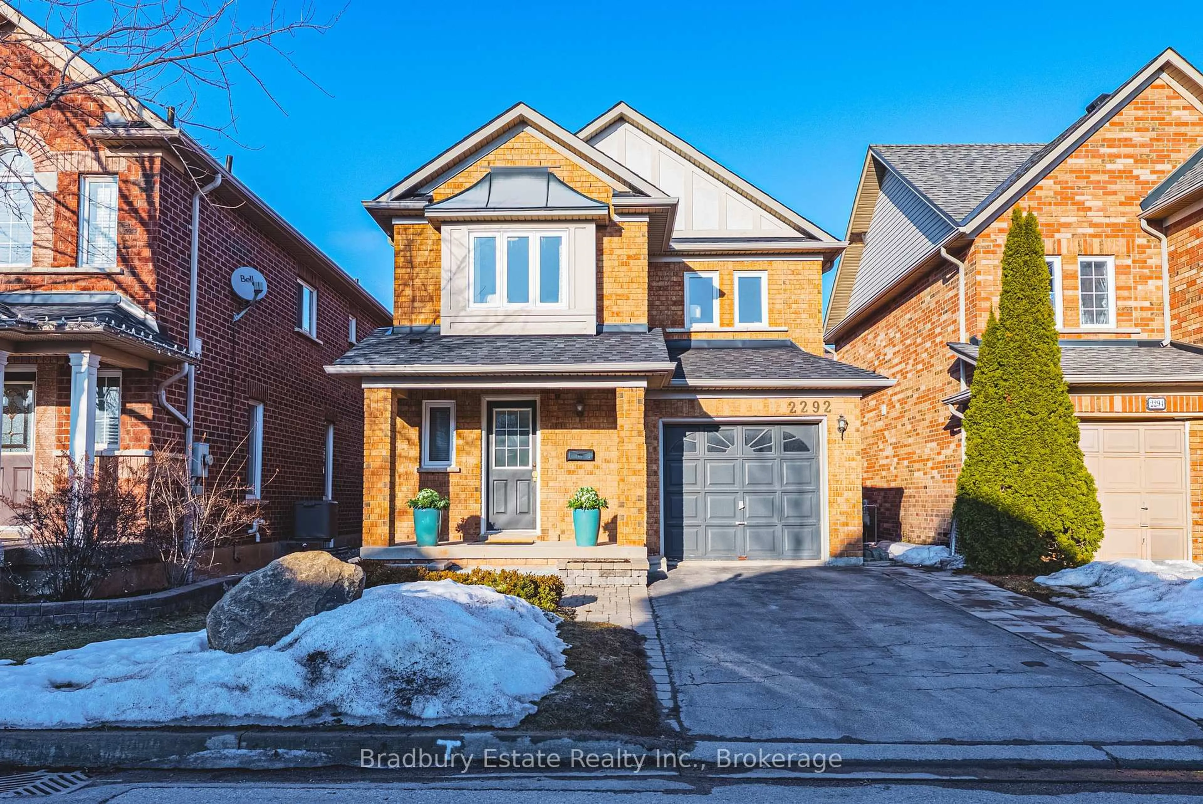 Home with brick exterior material, street for 2292 Seton Cres, Burlington Ontario L7L 6Y4