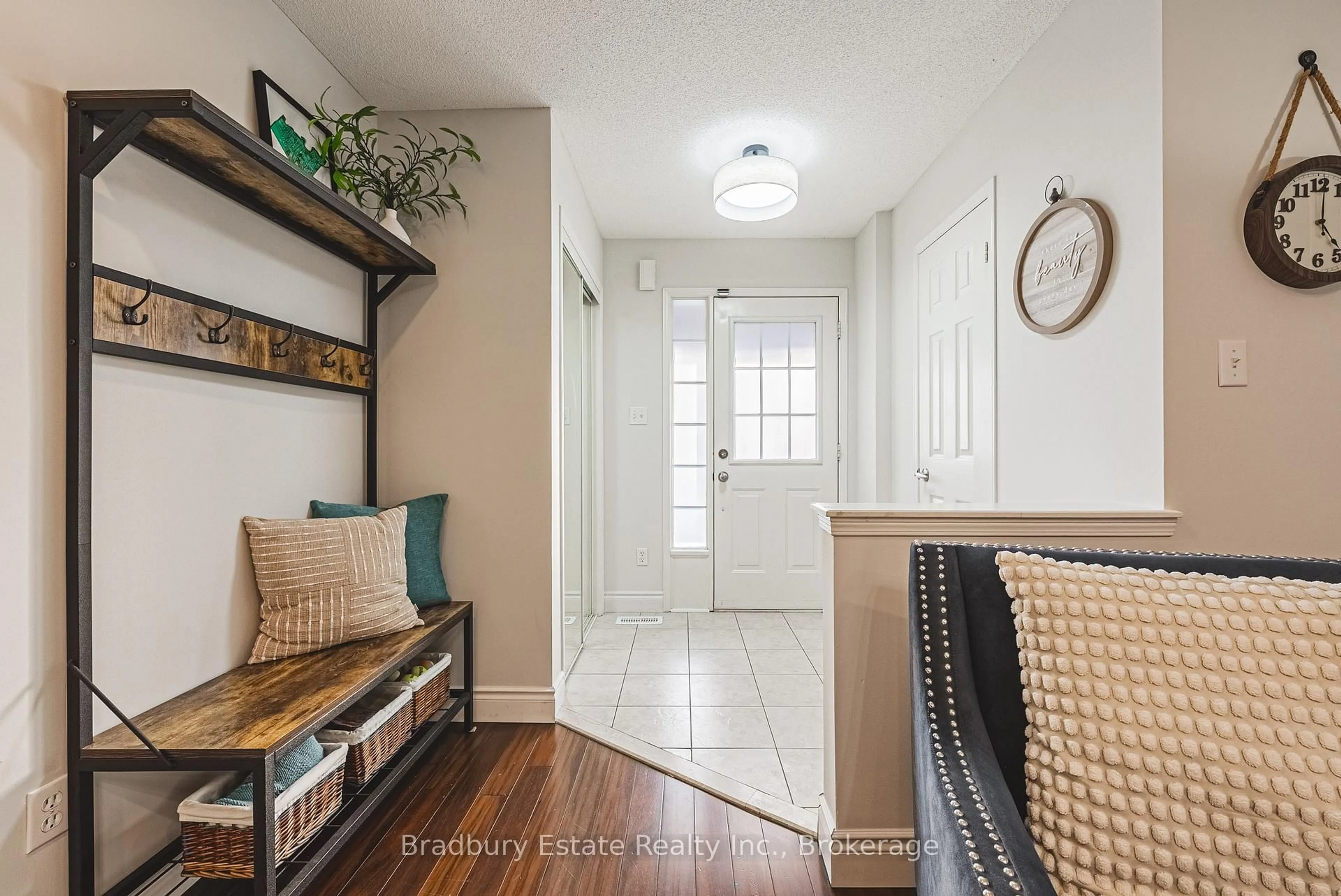 Indoor entryway for 2292 Seton Cres, Burlington Ontario L7L 6Y4