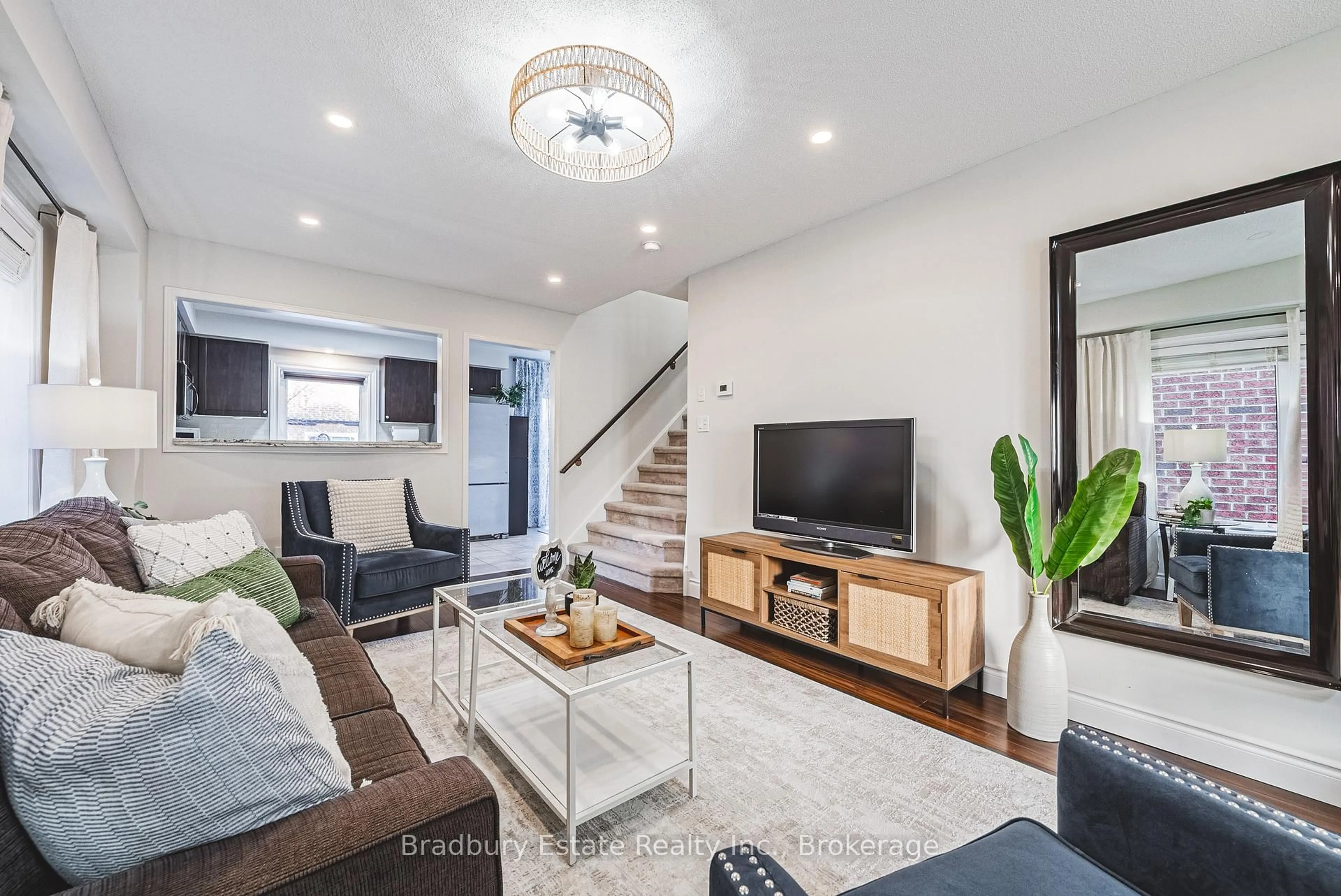 Living room with furniture, unknown for 2292 Seton Cres, Burlington Ontario L7L 6Y4