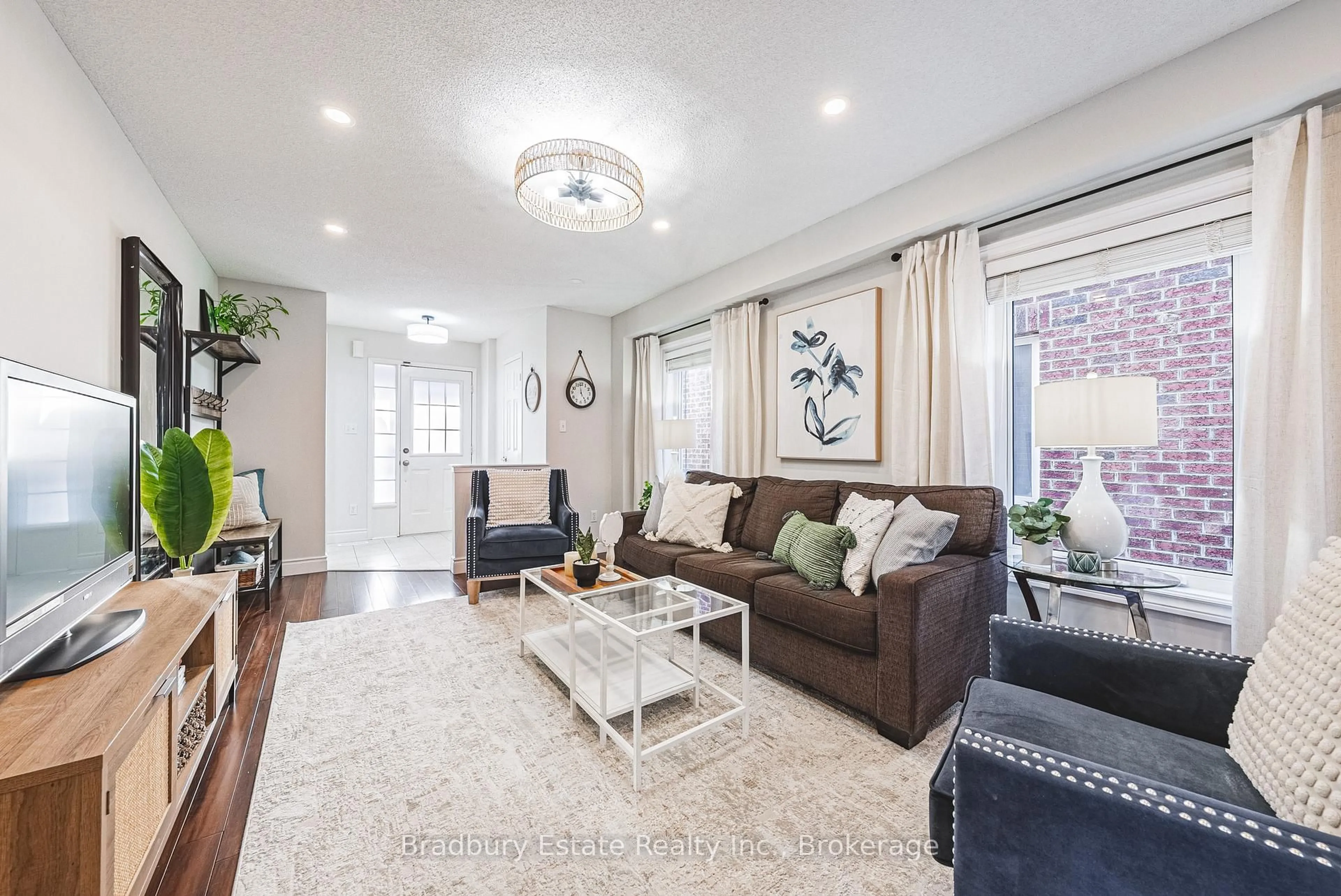 Living room with furniture, unknown for 2292 Seton Cres, Burlington Ontario L7L 6Y4