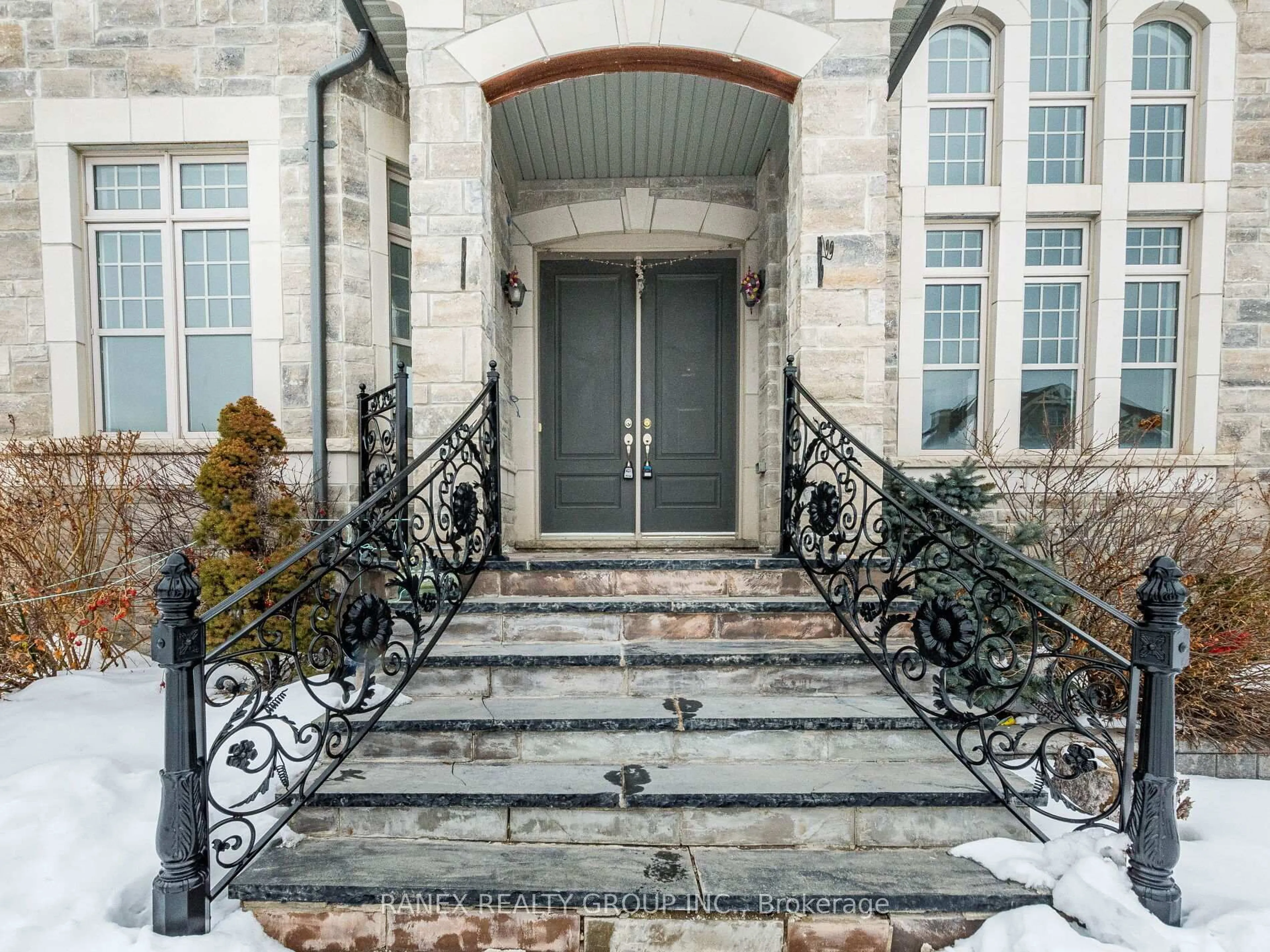 Indoor entryway for 13 John Carroll Dr, Brampton Ontario L6P 4K5