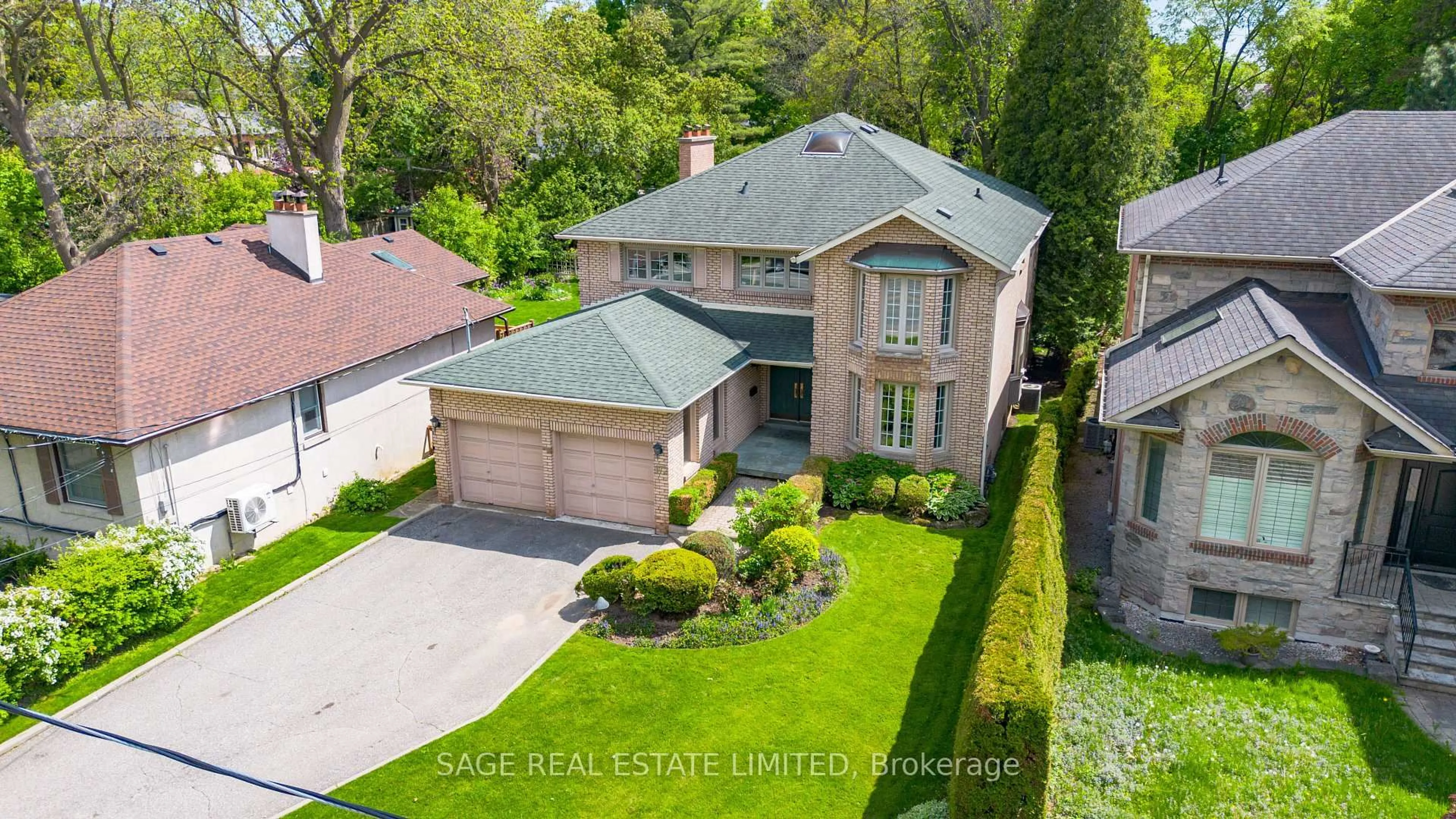 A pic from outside/outdoor area/front of a property/back of a property/a pic from drone, street for 172 Burnhamthorpe Rd, Toronto Ontario M9A 1H6