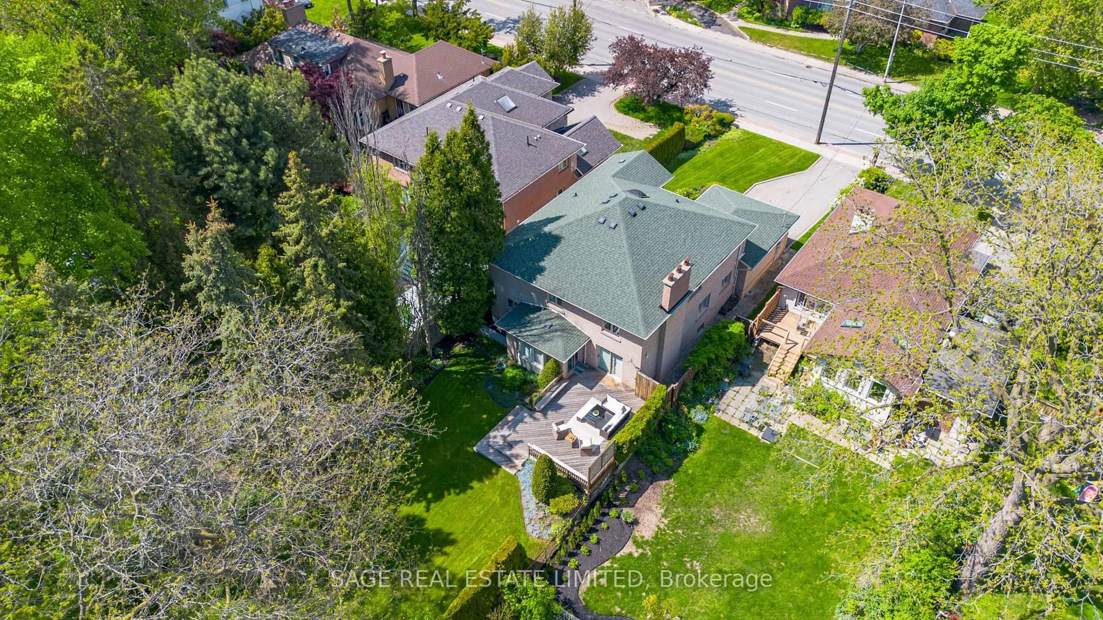 A pic from outside/outdoor area/front of a property/back of a property/a pic from drone, street for 172 Burnhamthorpe Rd, Toronto Ontario M9A 1H6