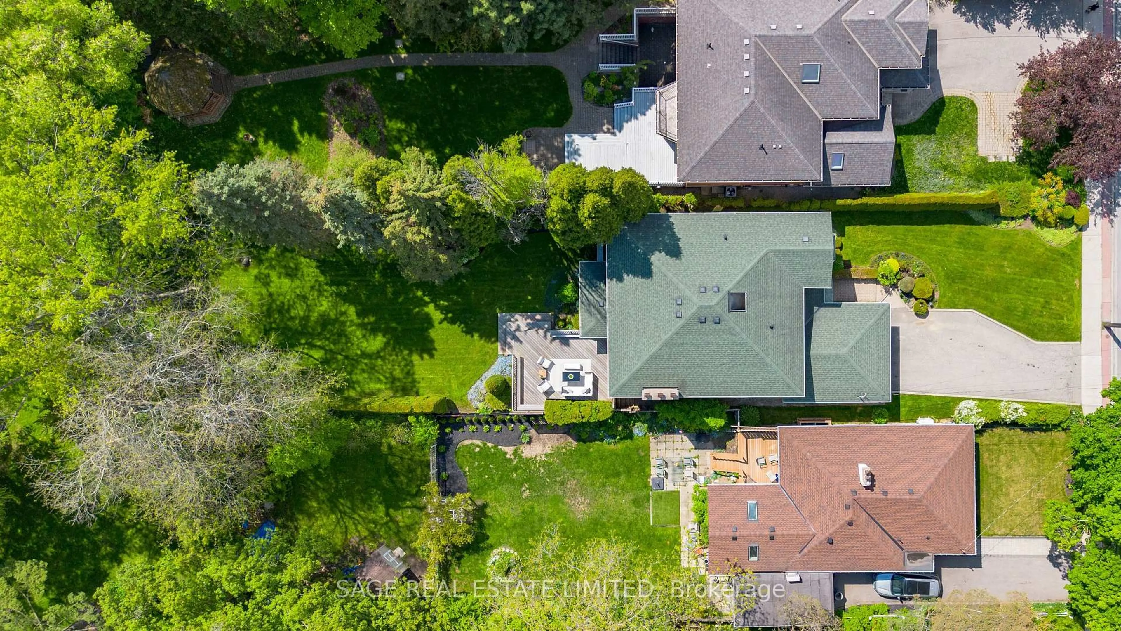 A pic from outside/outdoor area/front of a property/back of a property/a pic from drone, street for 172 Burnhamthorpe Rd, Toronto Ontario M9A 1H6