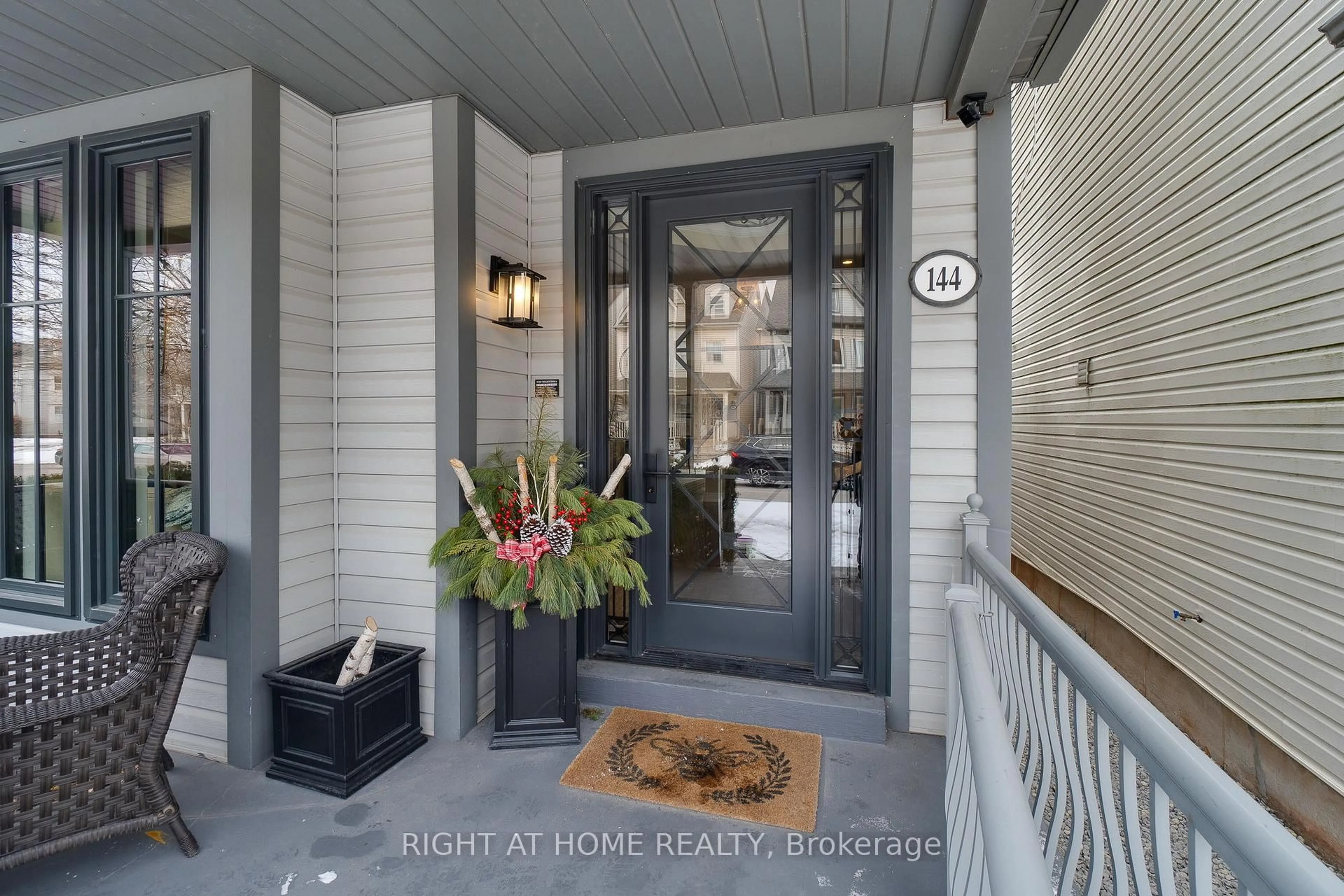 Indoor entryway for 144 GATWICK Dr, Oakville Ontario L6H 6N3