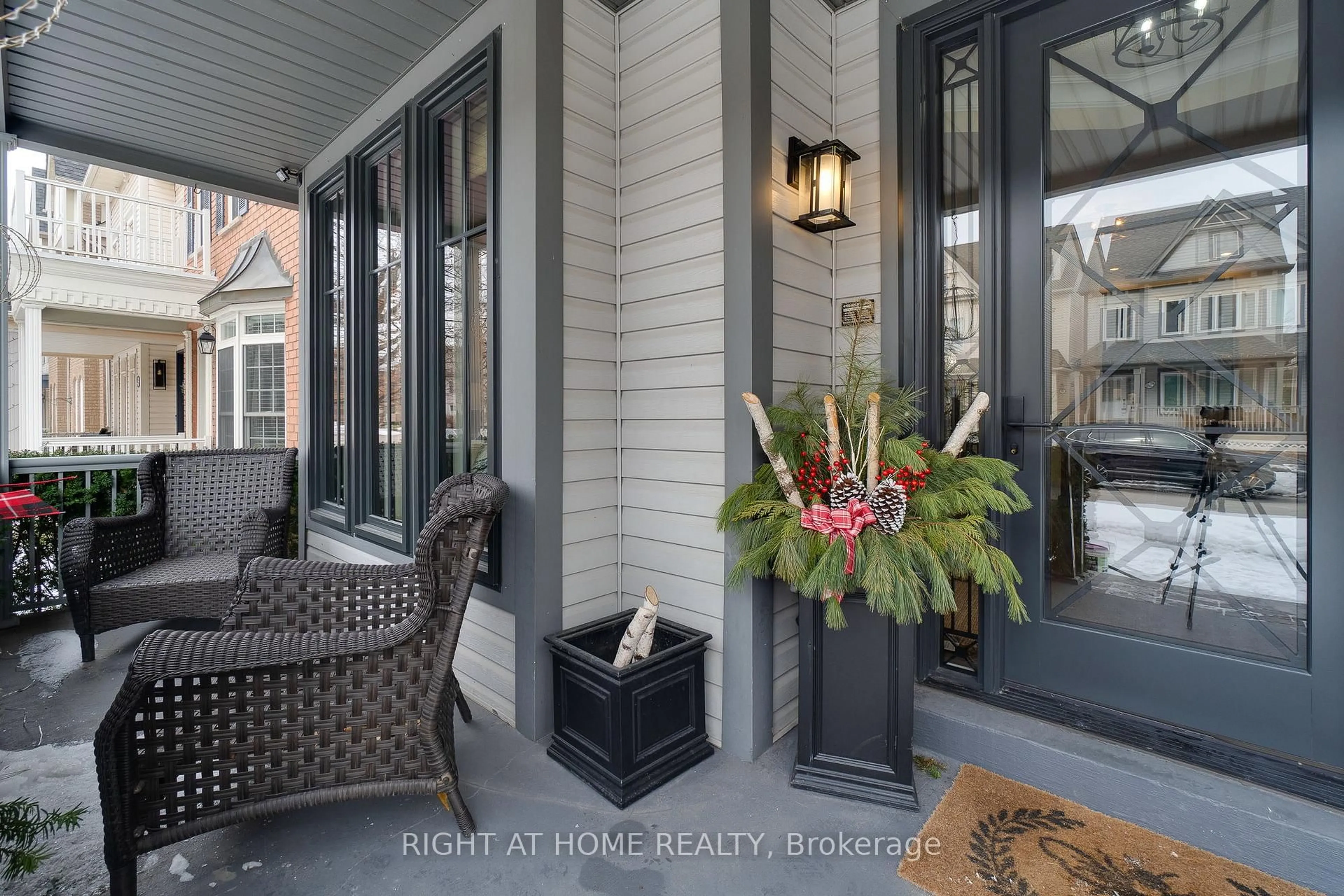 Indoor entryway for 144 GATWICK Dr, Oakville Ontario L6H 6N3