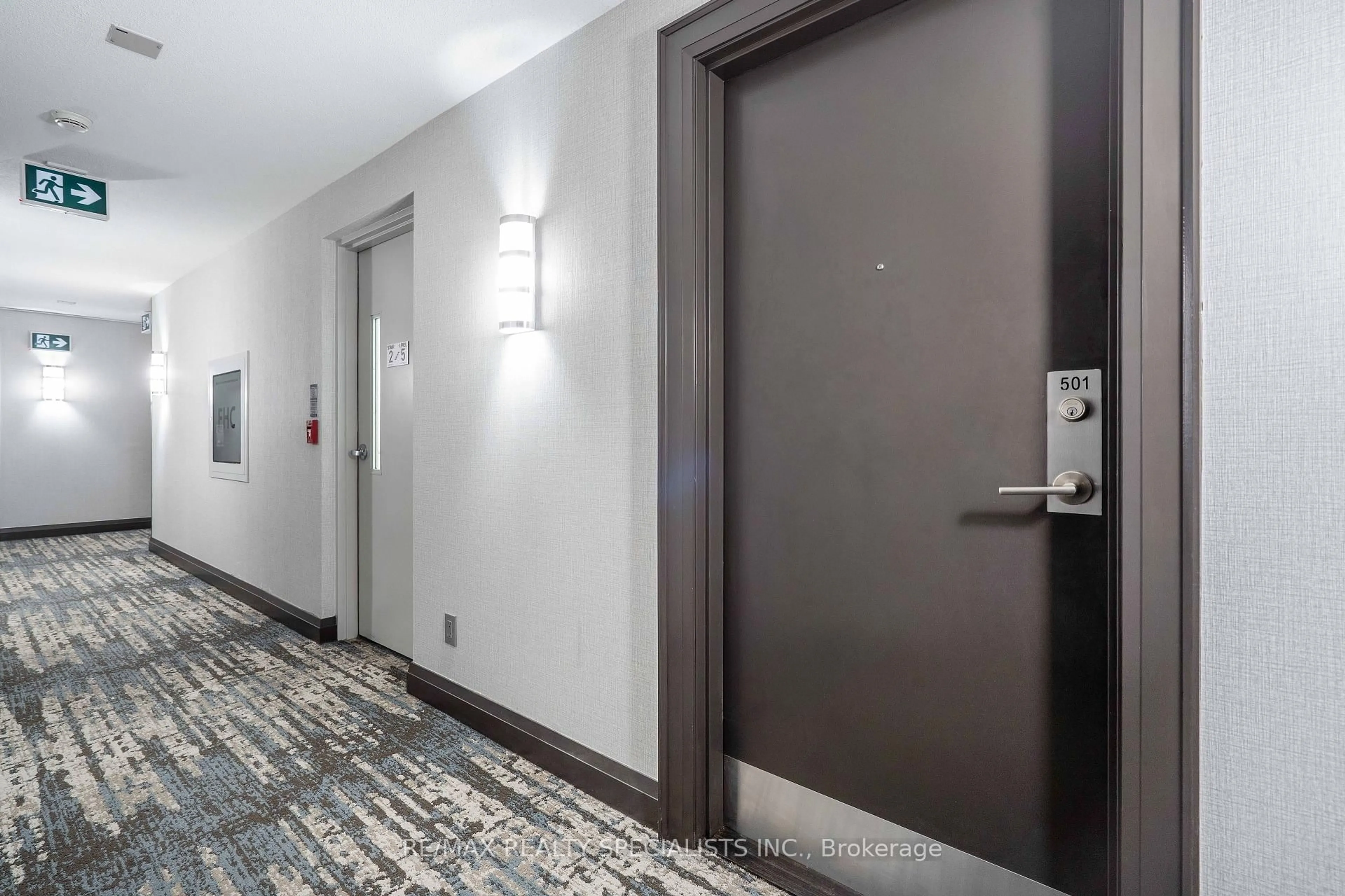Indoor foyer for 2325 Central Park Dr #501, Oakville Ontario L6H 0E2