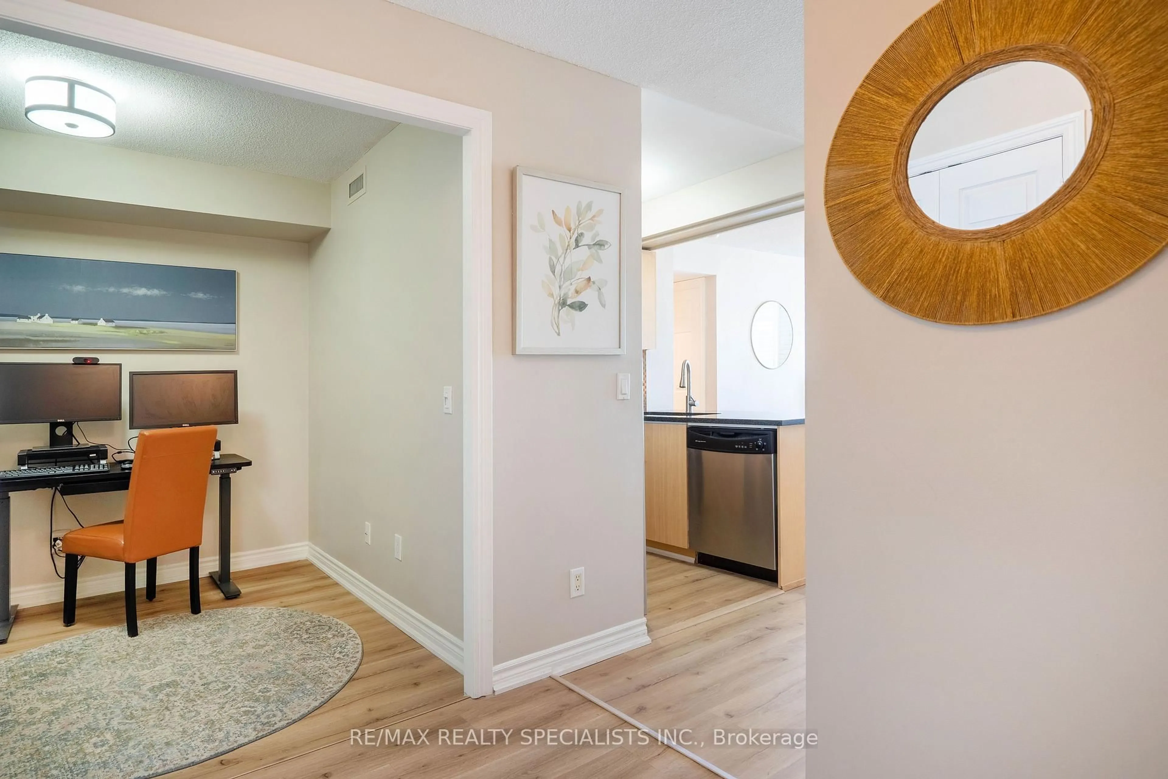 Indoor entryway for 2325 Central Park Dr #501, Oakville Ontario L6H 0E2