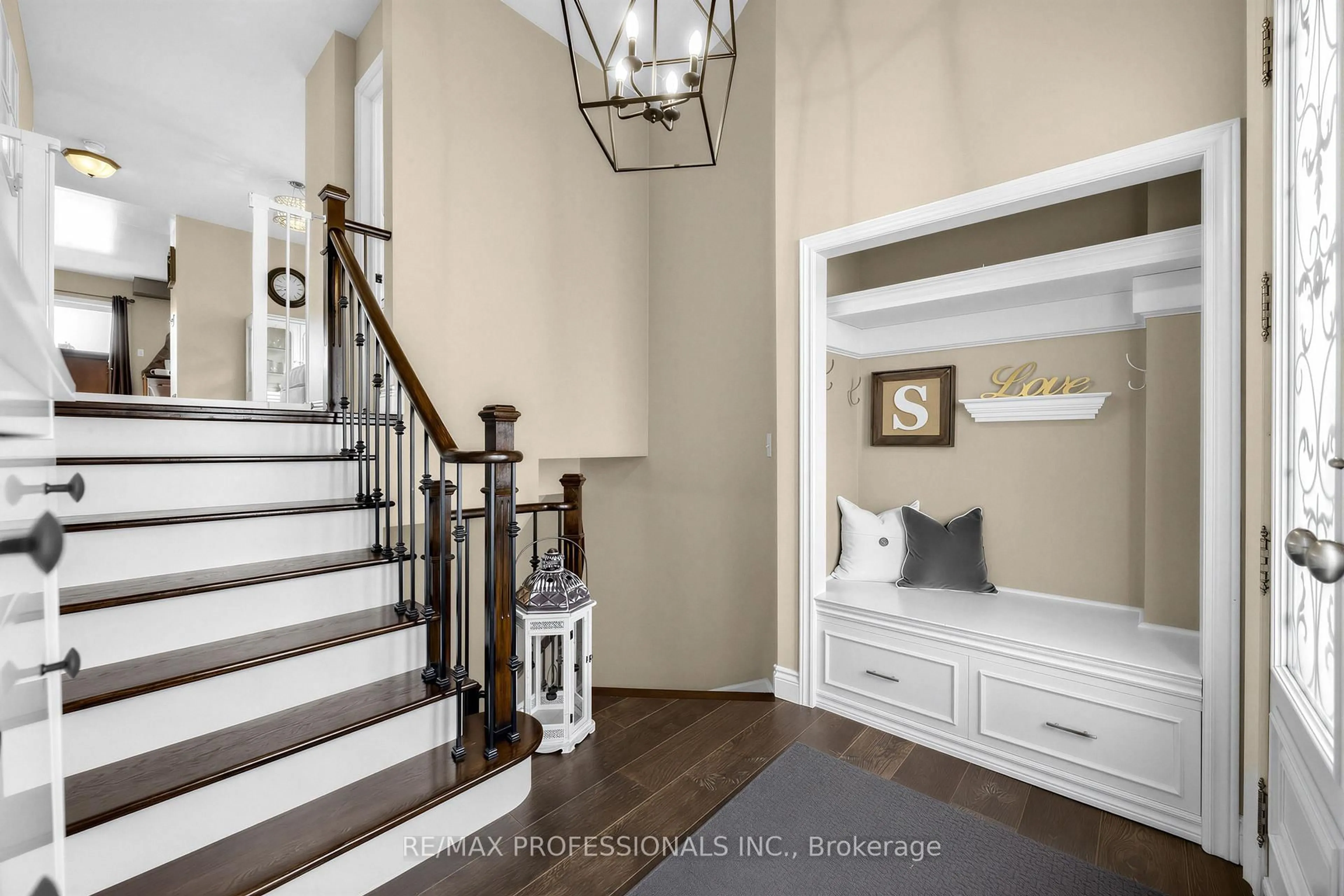 Indoor entryway for 18 Brambirch Cres, Brampton Ontario L7A 1V1