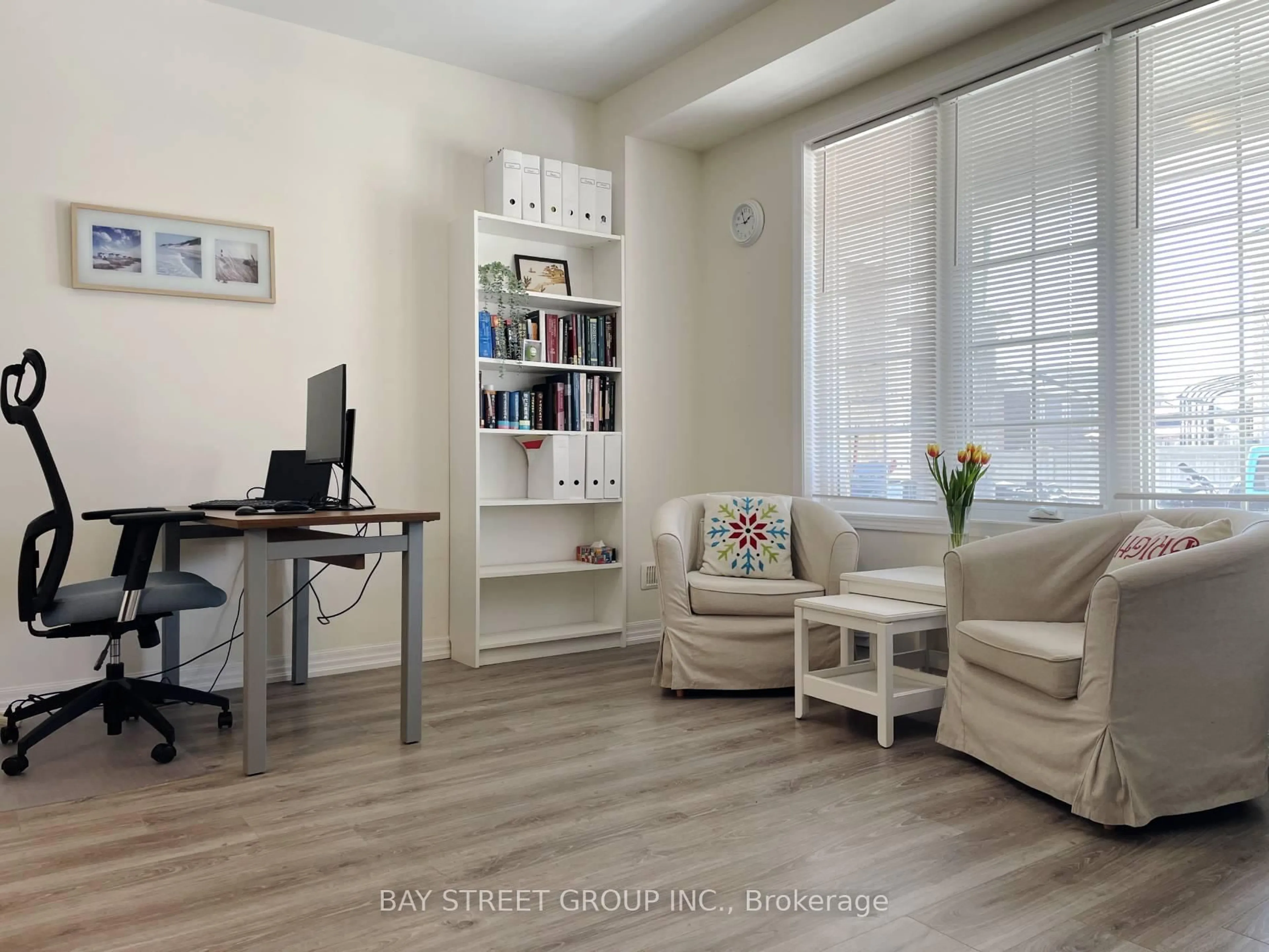 Living room with furniture, unknown for 3315 Vardon Way, Oakville Ontario L6M 1S1