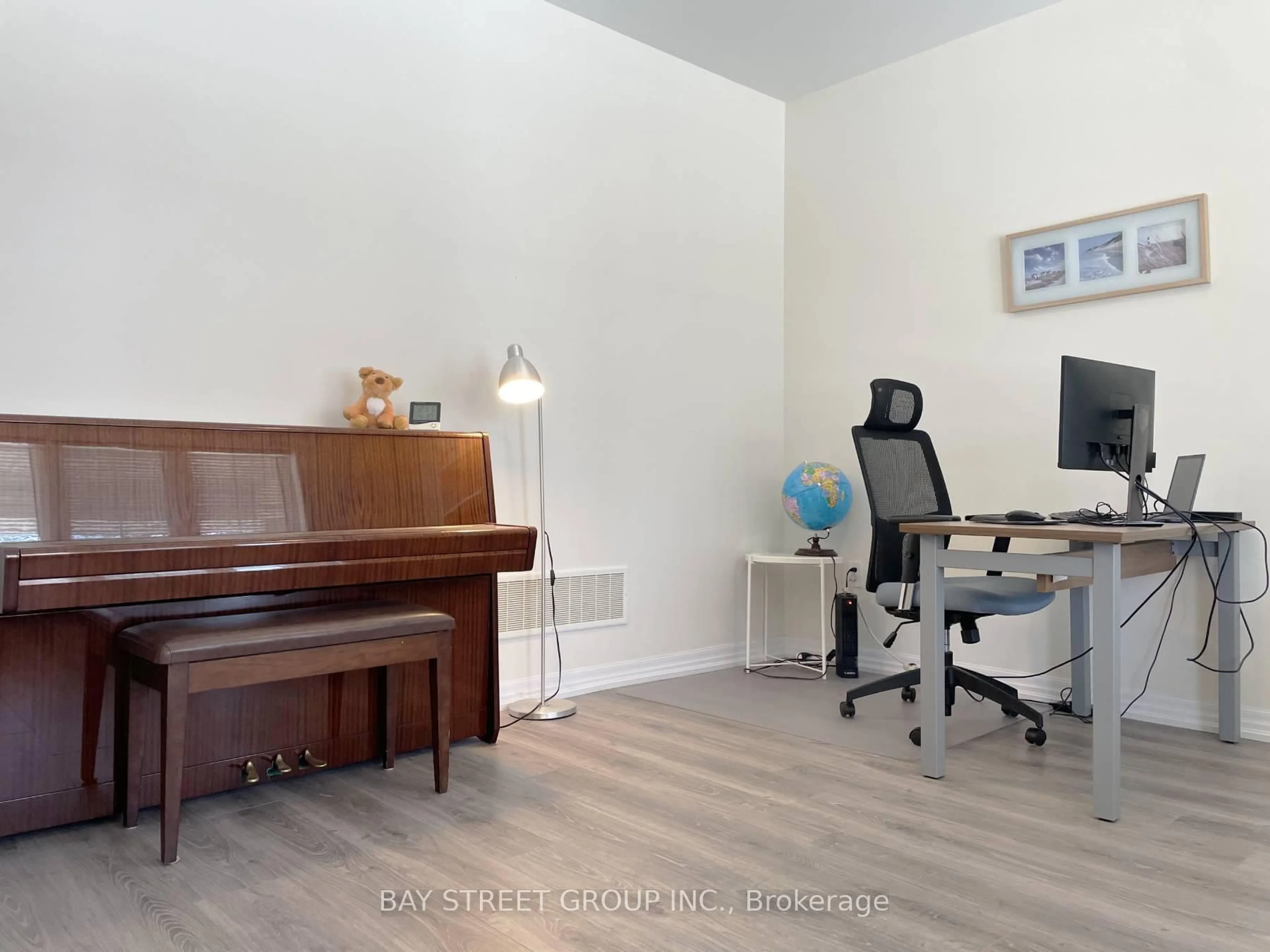 A pic of a room for 3315 Vardon Way, Oakville Ontario L6M 1S1