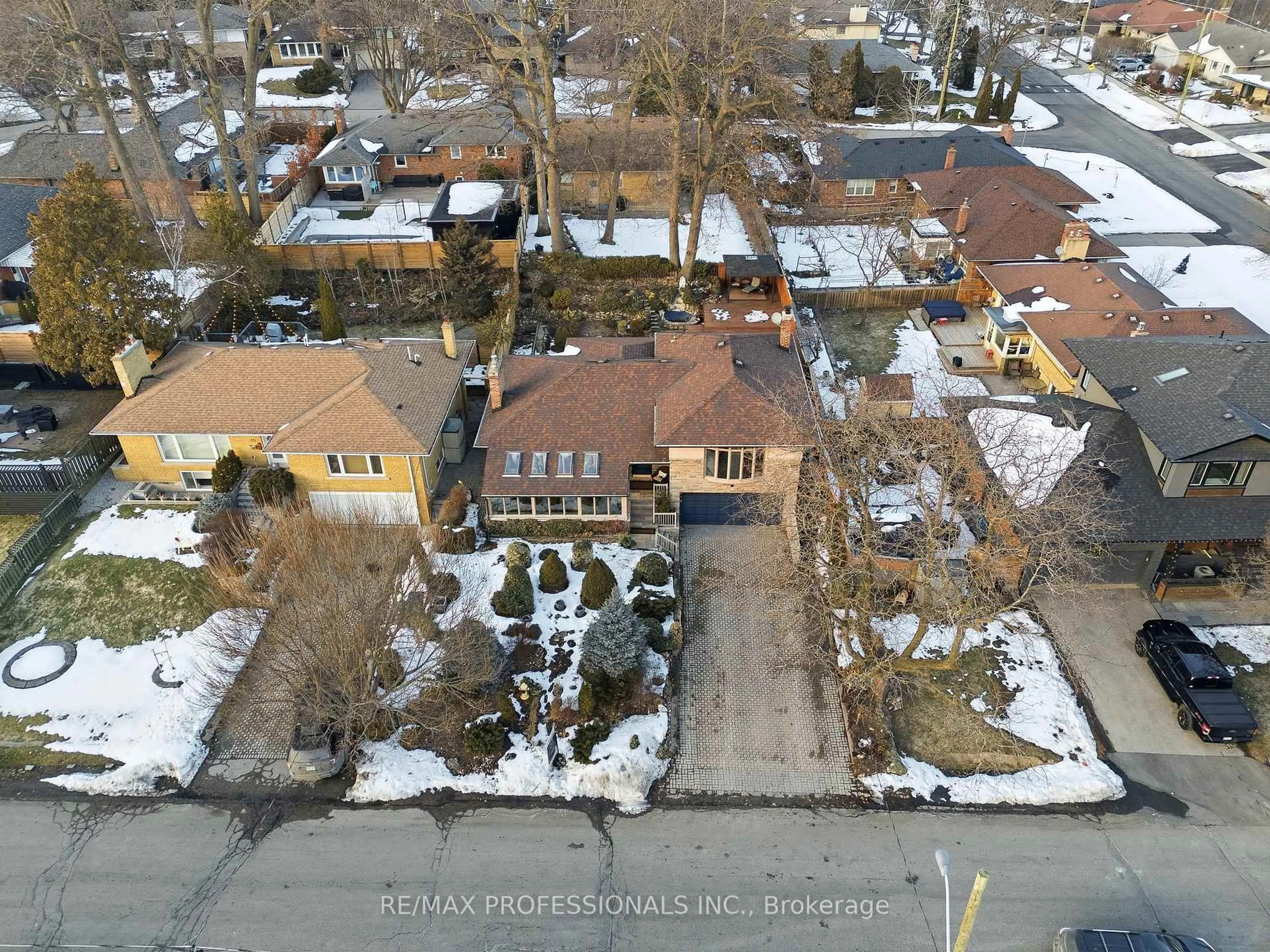 A pic from outside/outdoor area/front of a property/back of a property/a pic from drone, street for 21 Ivy Lea Cres, Toronto Ontario M8Y 2B5
