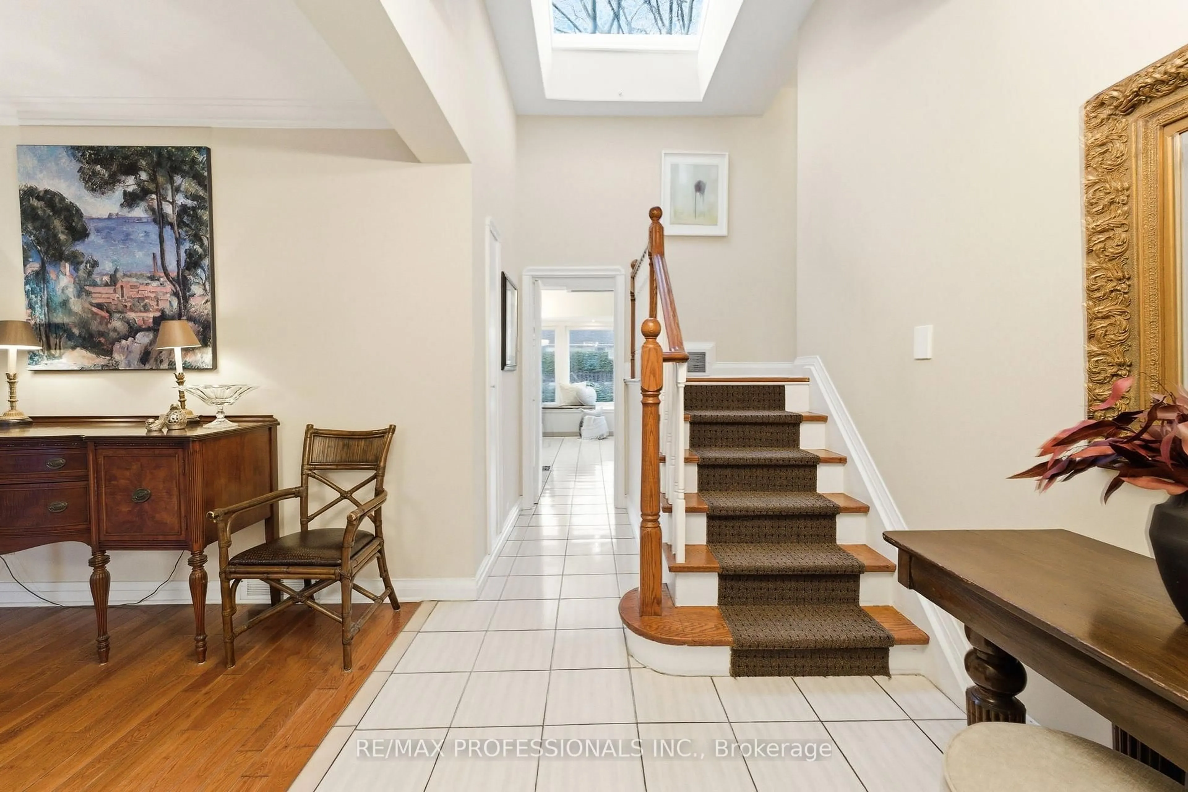 Indoor entryway for 21 Ivy Lea Cres, Toronto Ontario M8Y 2B5