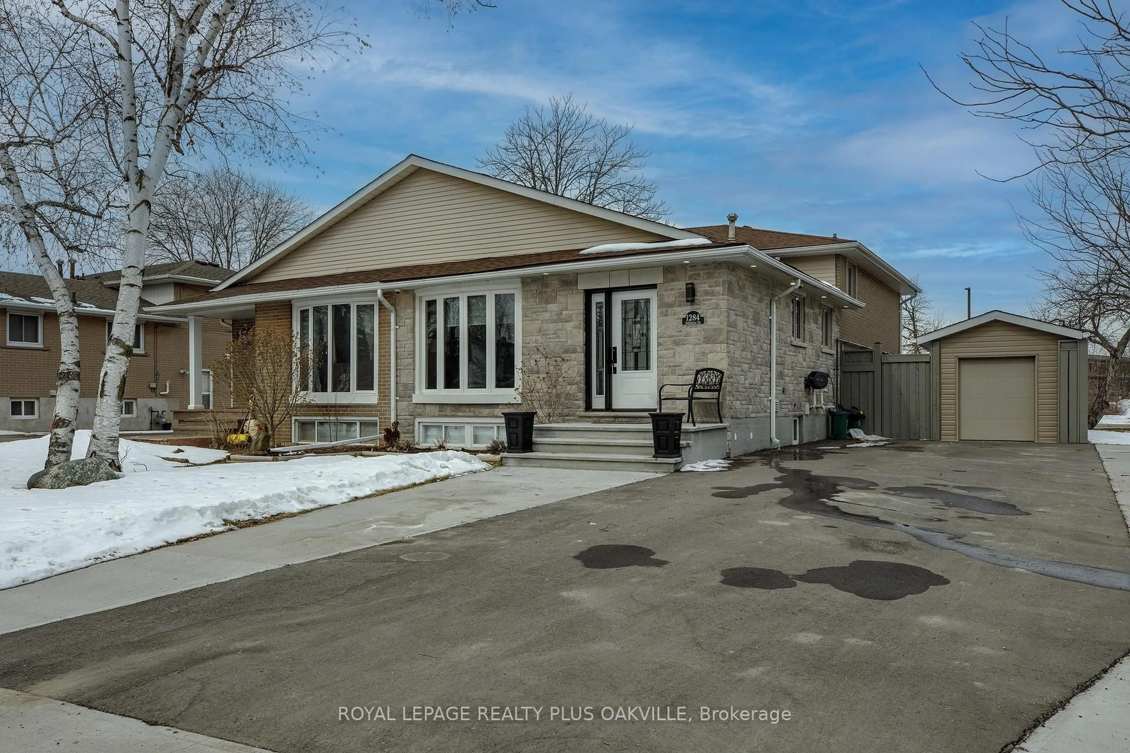 Home with brick exterior material, street for 1284 Pallatine Dr, Oakville Ontario L6H 1Z2