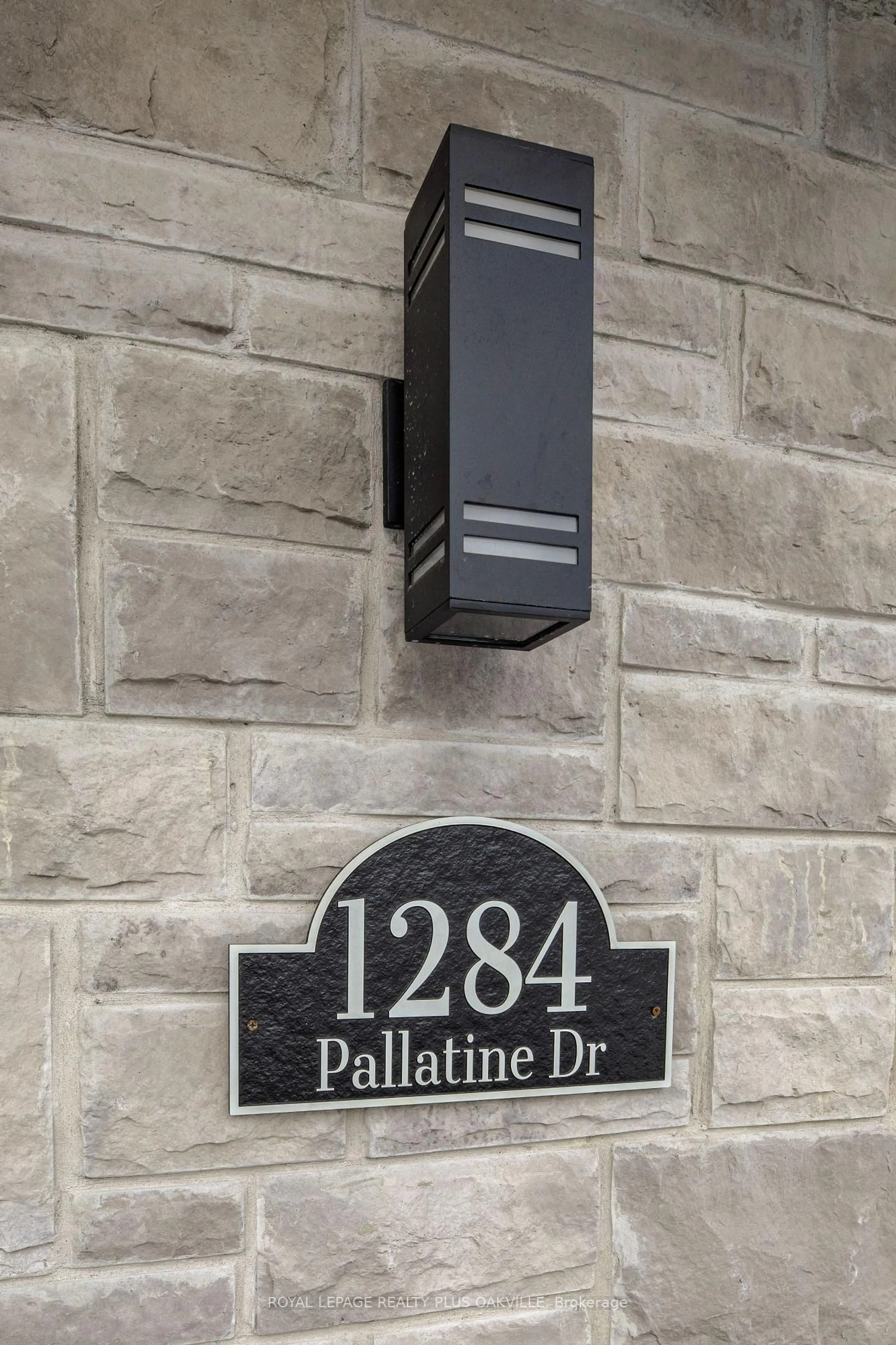 Indoor entryway for 1284 Pallatine Dr, Oakville Ontario L6H 1Z2