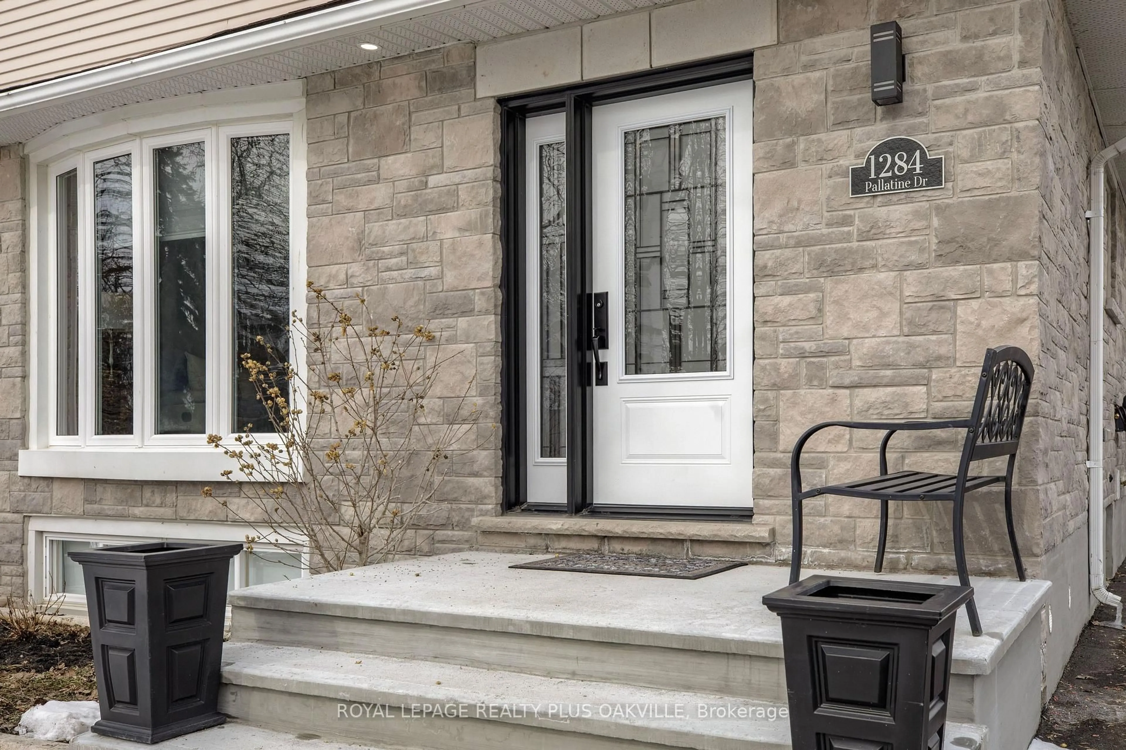 Indoor entryway for 1284 Pallatine Dr, Oakville Ontario L6H 1Z2