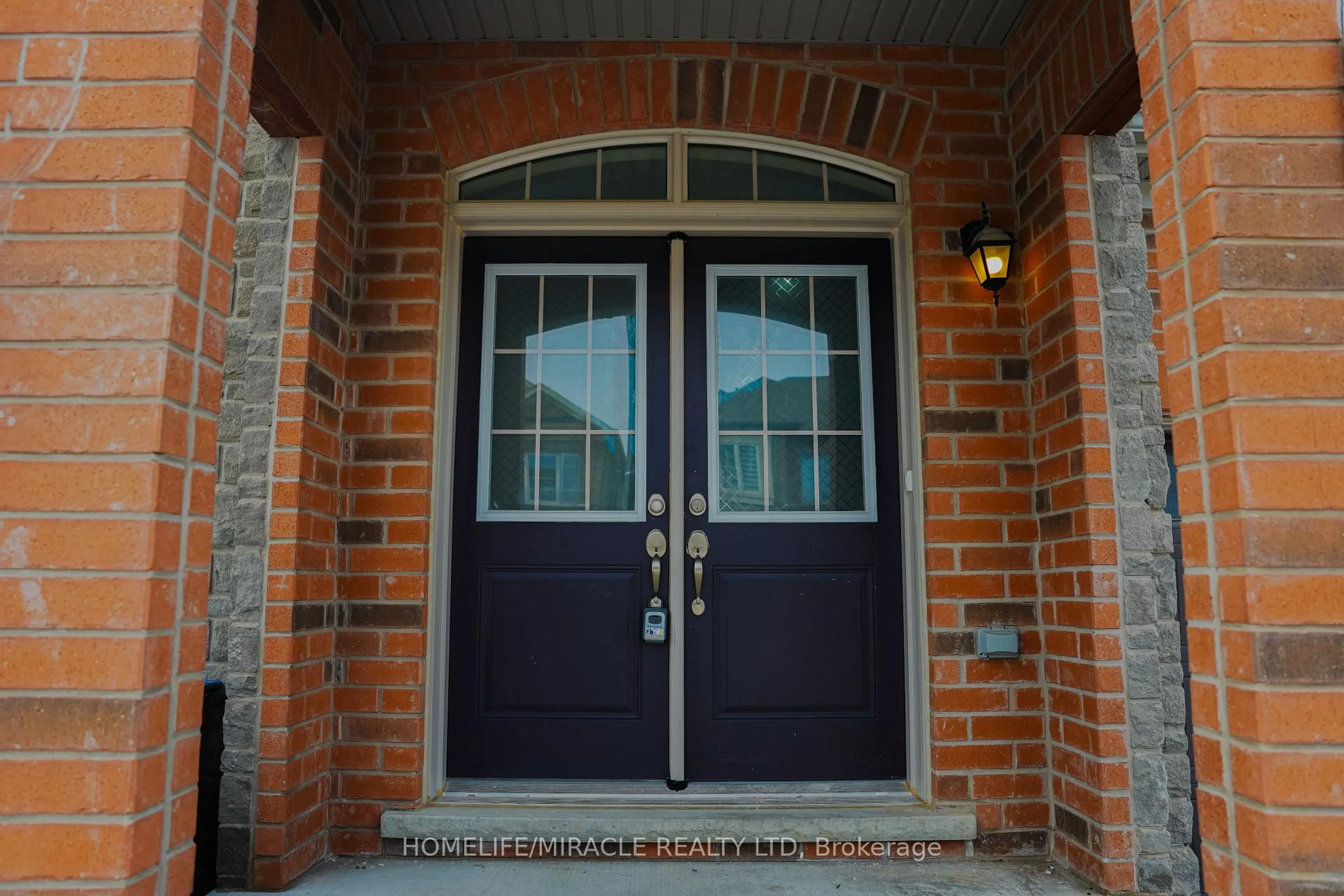 Indoor entryway for 18 Truffle Crt, Brampton Ontario L7A 5A6