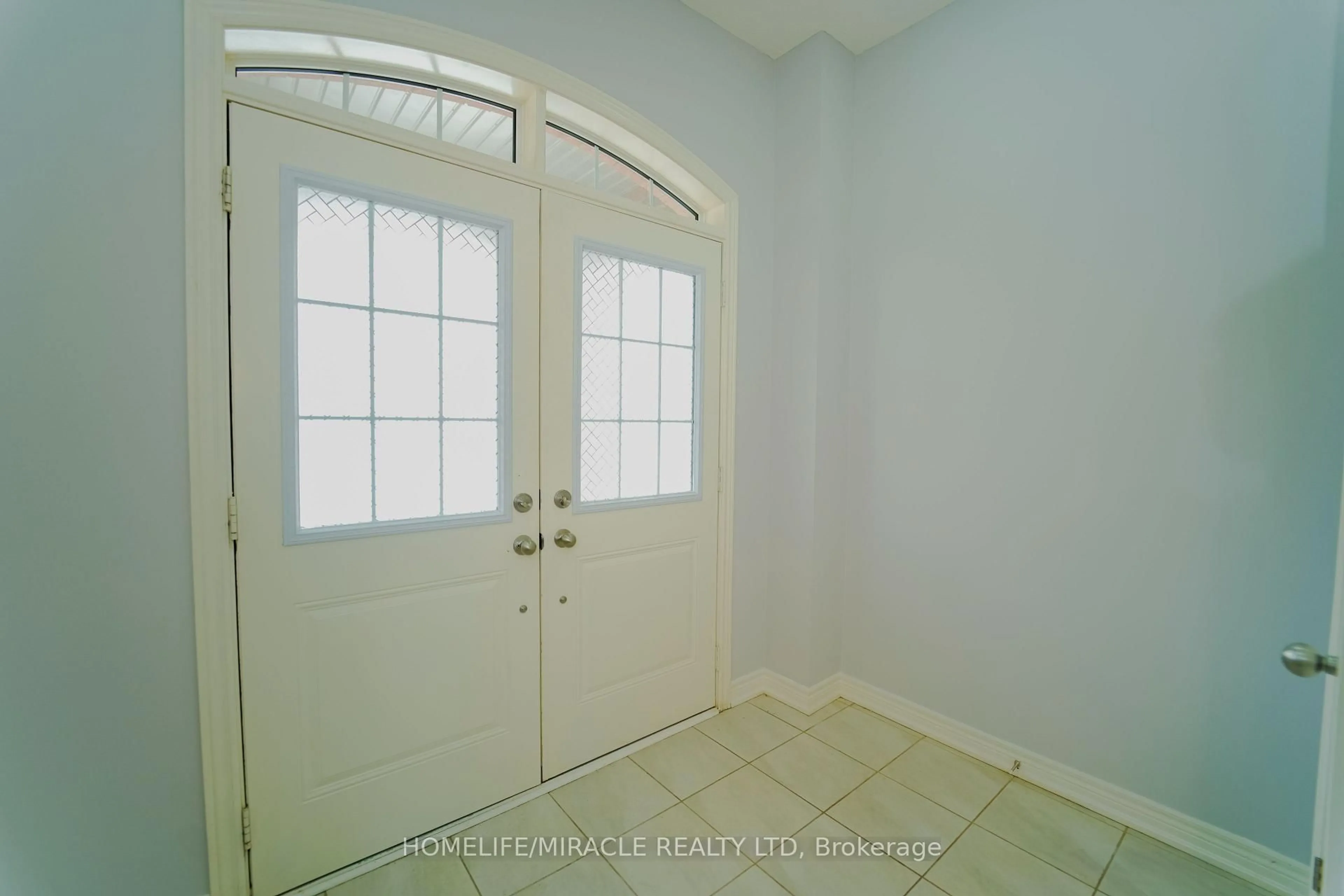 Indoor entryway for 18 Truffle Crt, Brampton Ontario L7A 5A6