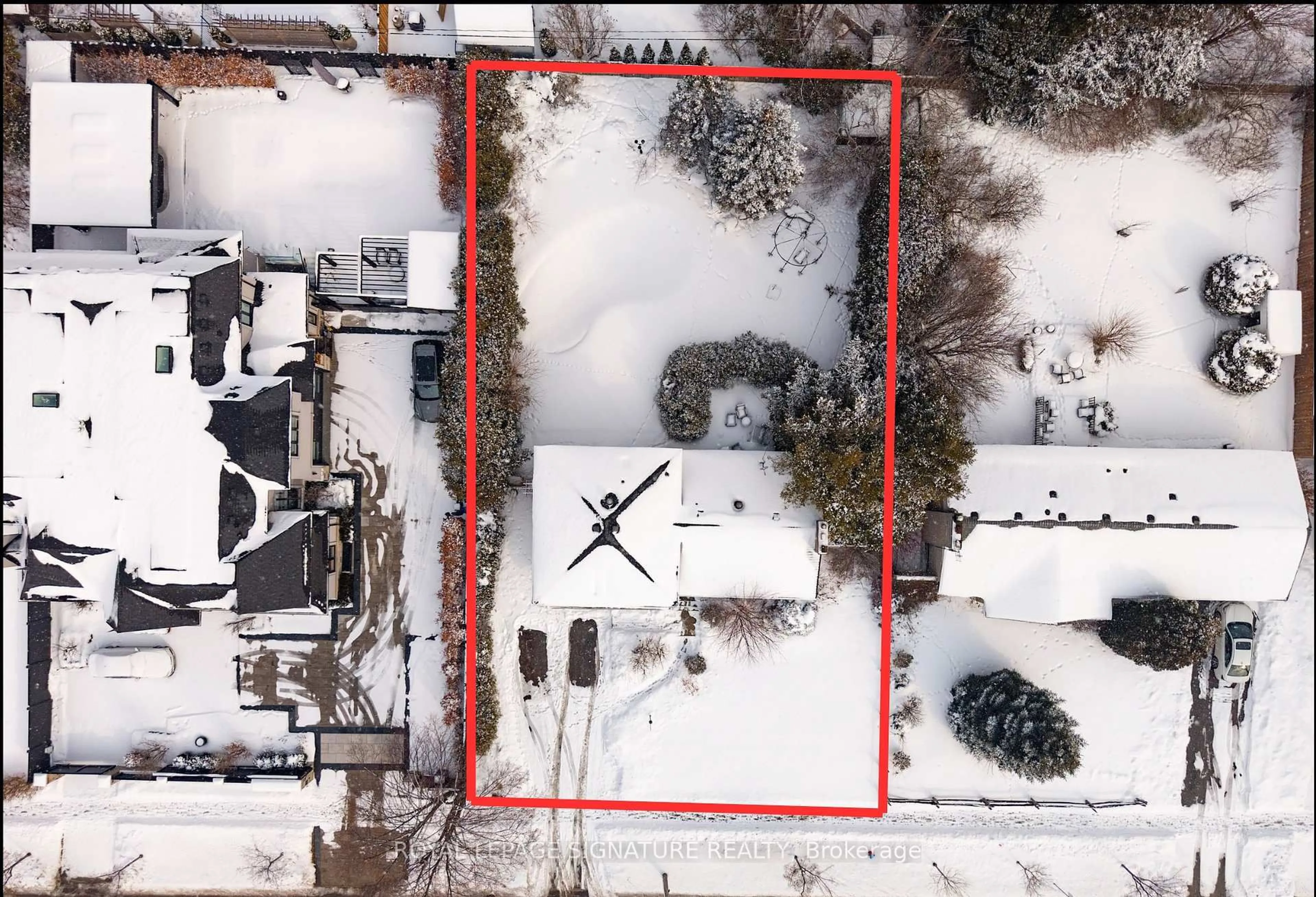 A pic from outside/outdoor area/front of a property/back of a property/a pic from drone, building for 251 Third Line, Oakville Ontario L6L 4A2