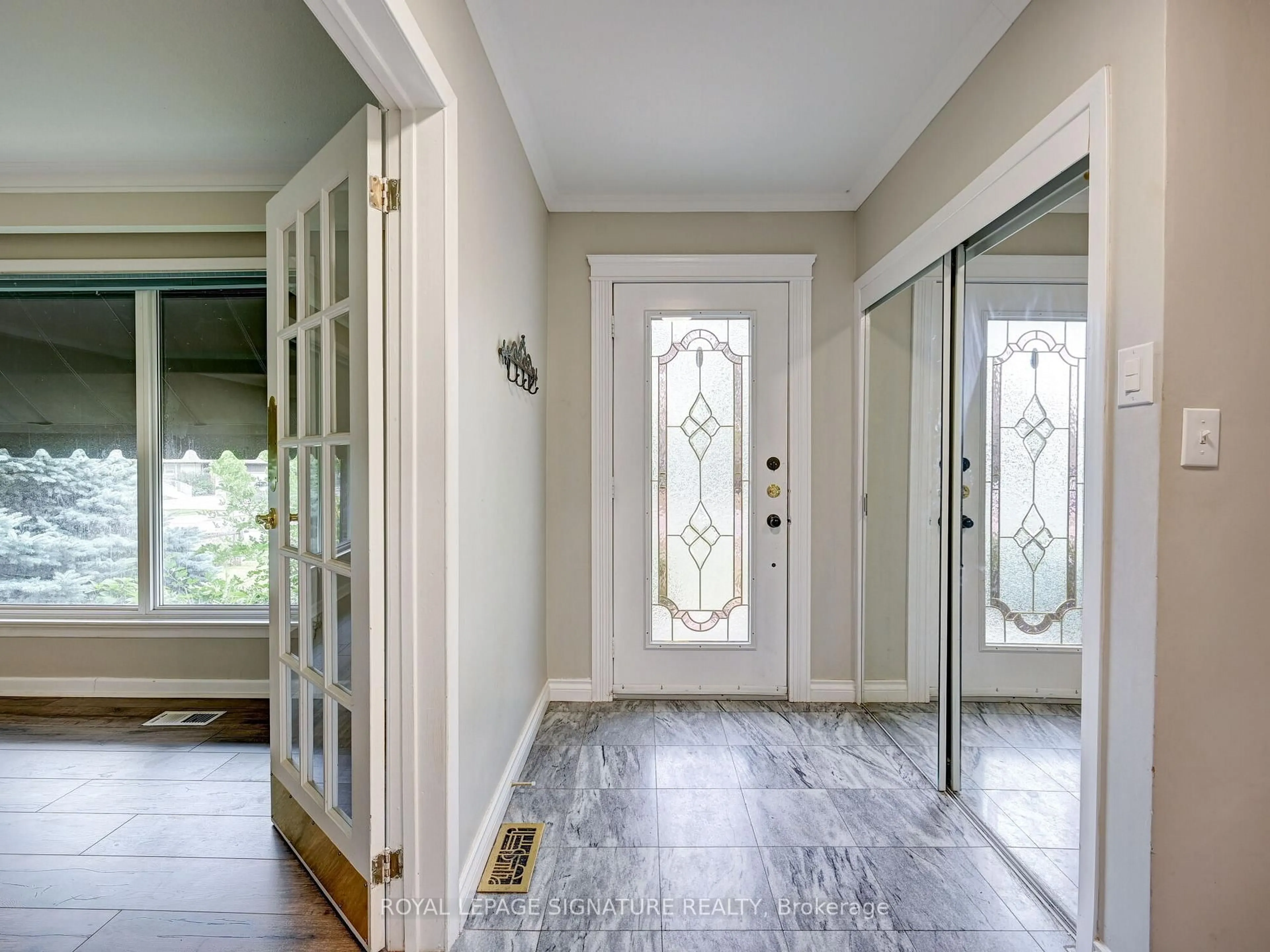 Indoor entryway for 251 Third Line, Oakville Ontario L6L 4A2