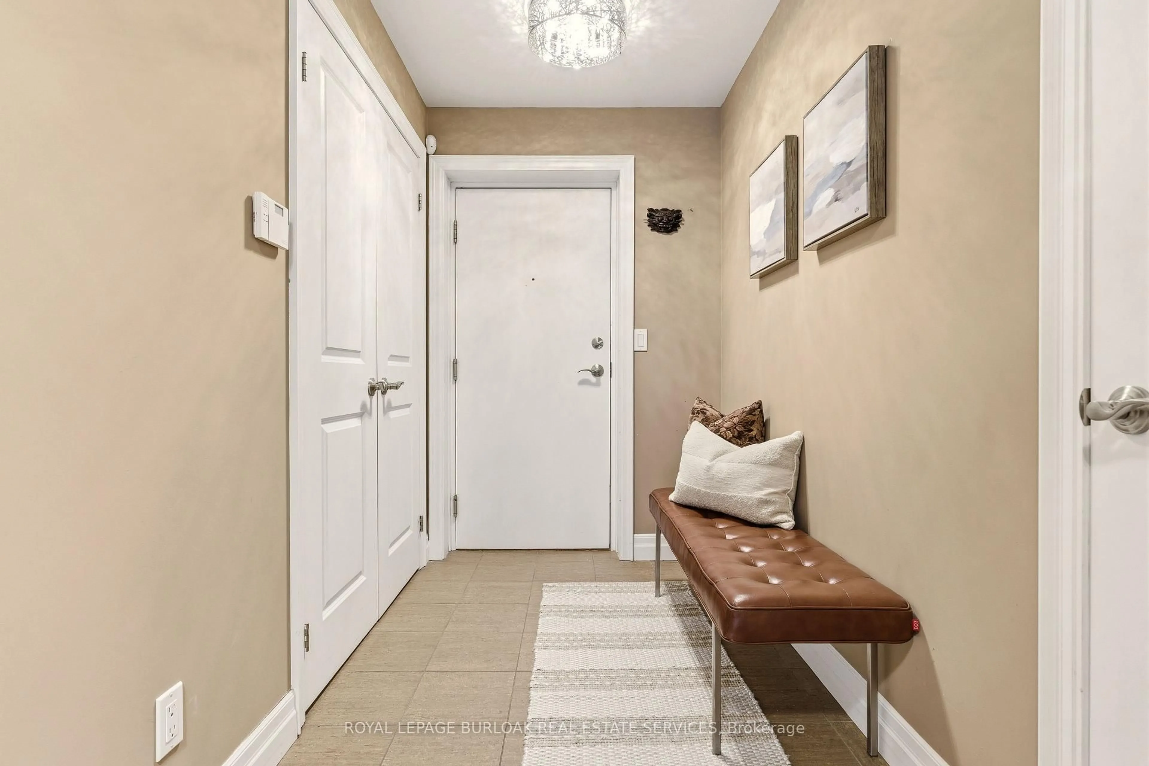 Indoor entryway for 360 Pearl St #804, Burlington Ontario L7R 1E1