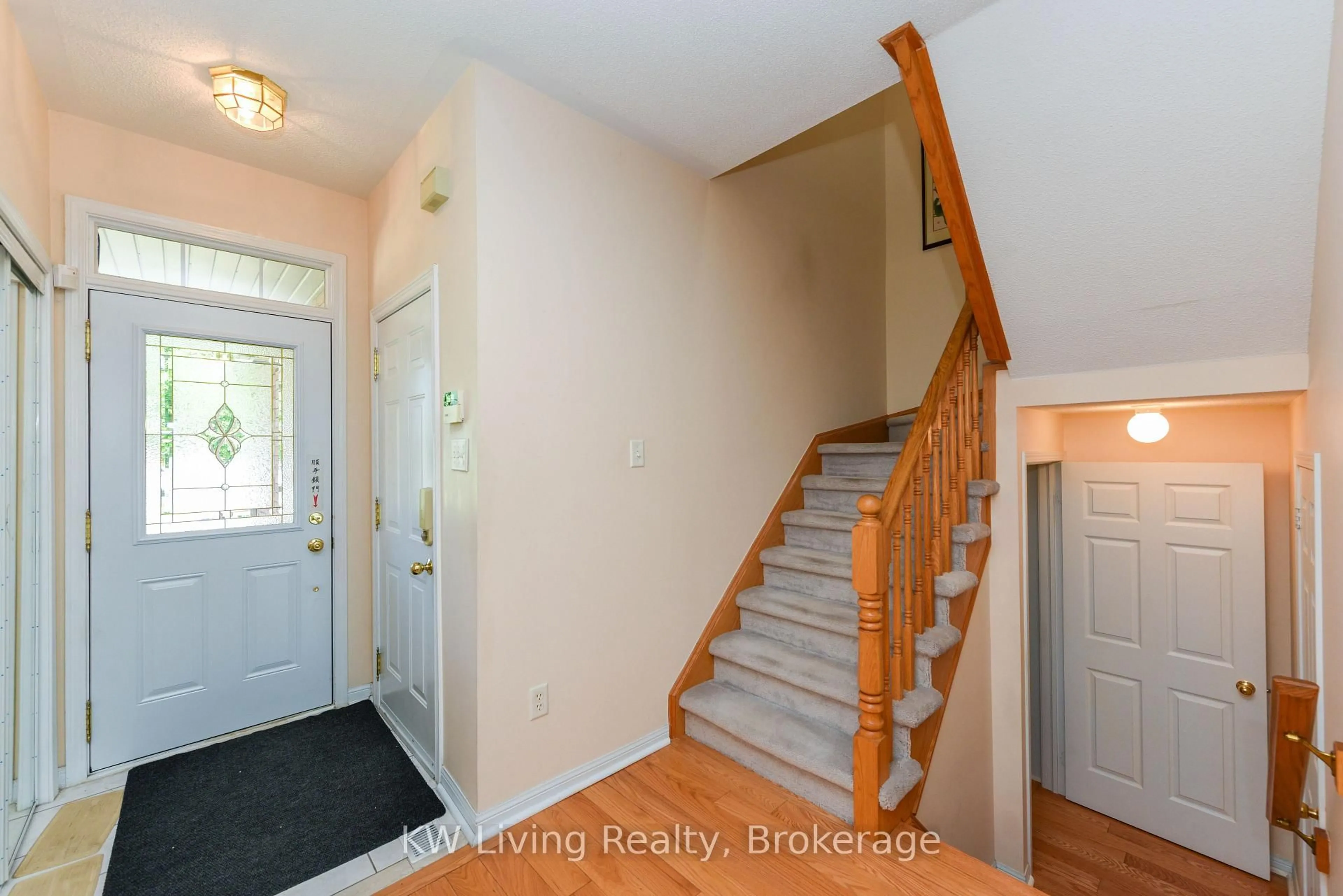 Indoor entryway for 1387 Weir Chse #ON, Mississauga Ontario L5V 2X1