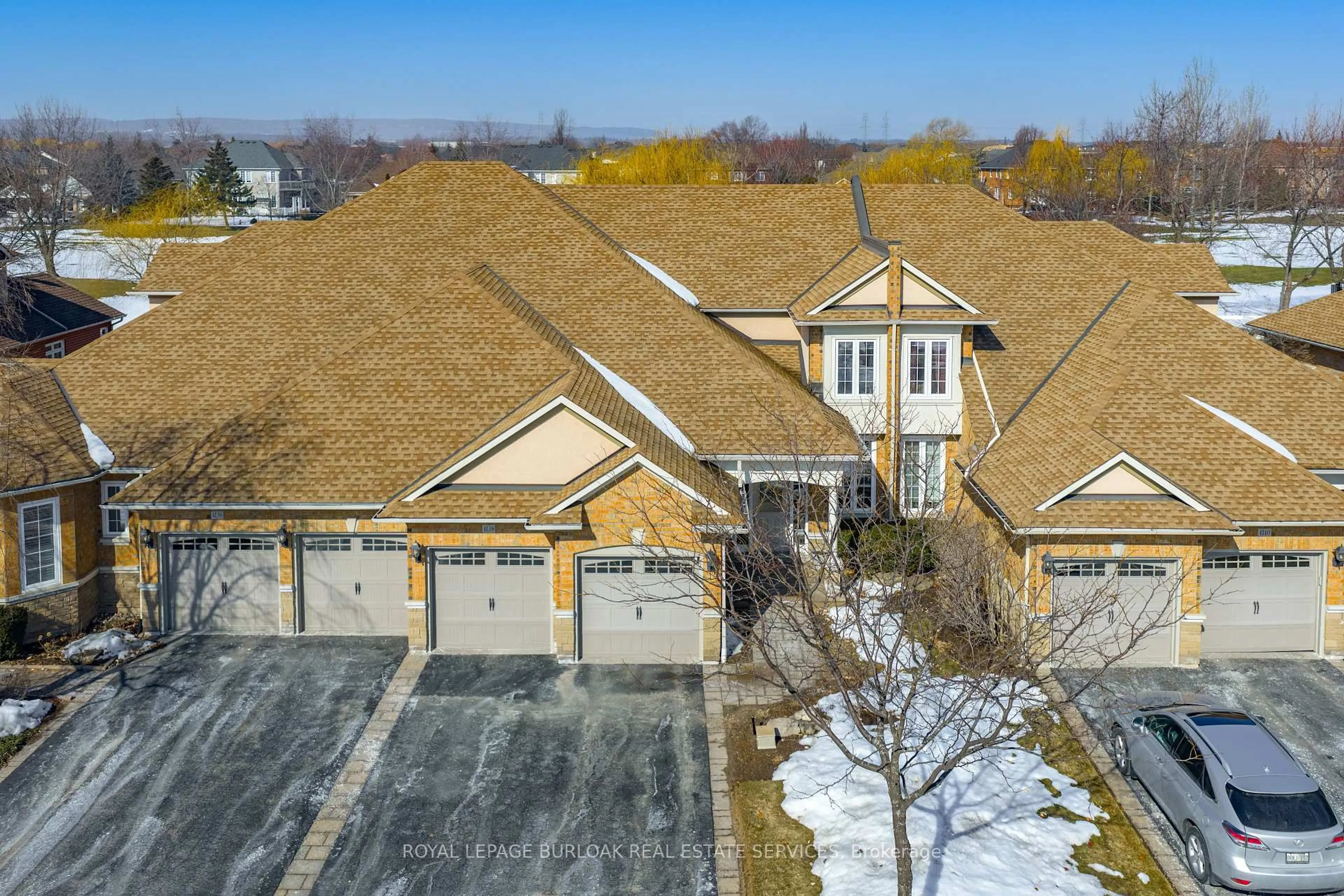 A pic from outside/outdoor area/front of a property/back of a property/a pic from drone, street for 4138 Stonebridge Cres, Burlington Ontario L7M 4N3