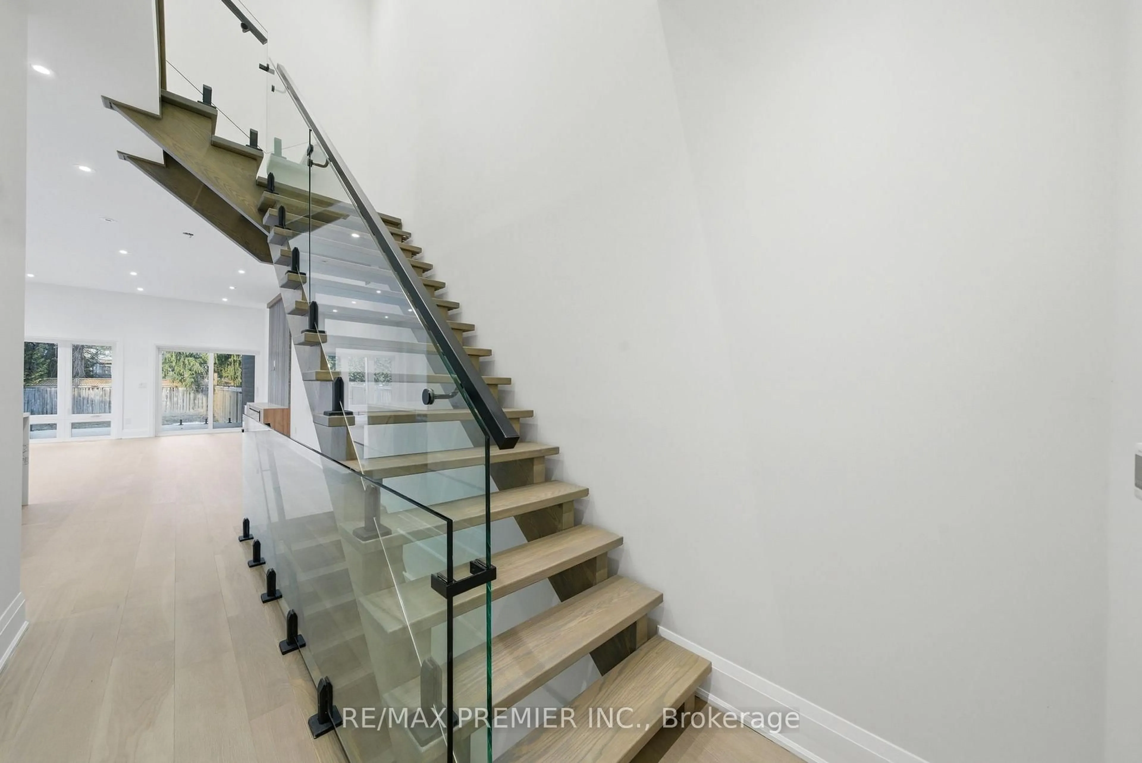 Stairs for 23B Maple Ave, Mississauga Ontario L5H 2S1