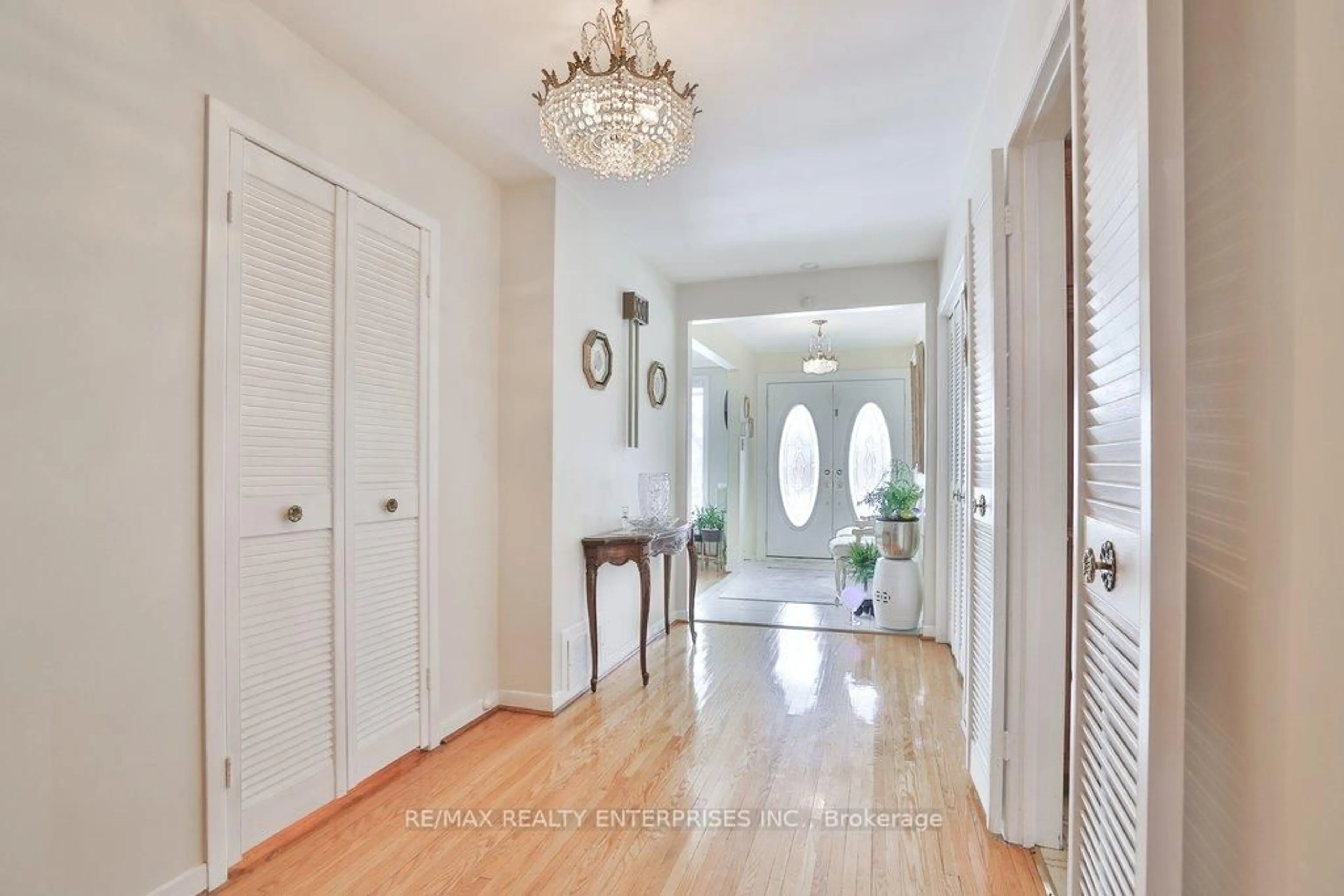 Indoor entryway for 1353 Myron Dr, Mississauga Ontario L5E 2N5