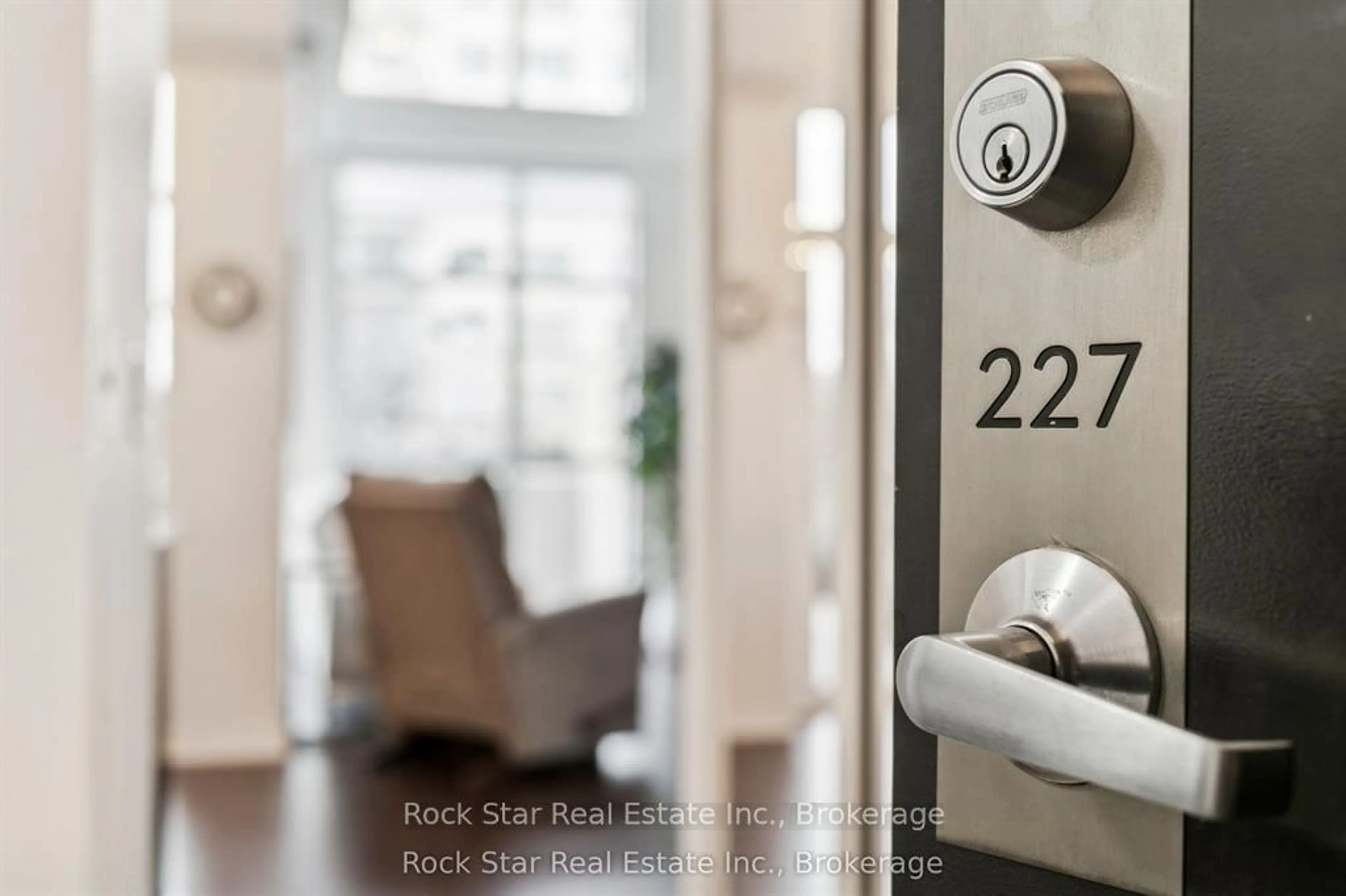 Indoor entryway for 1940 Ironstone Dr #227, Burlington Ontario L7L 0E4