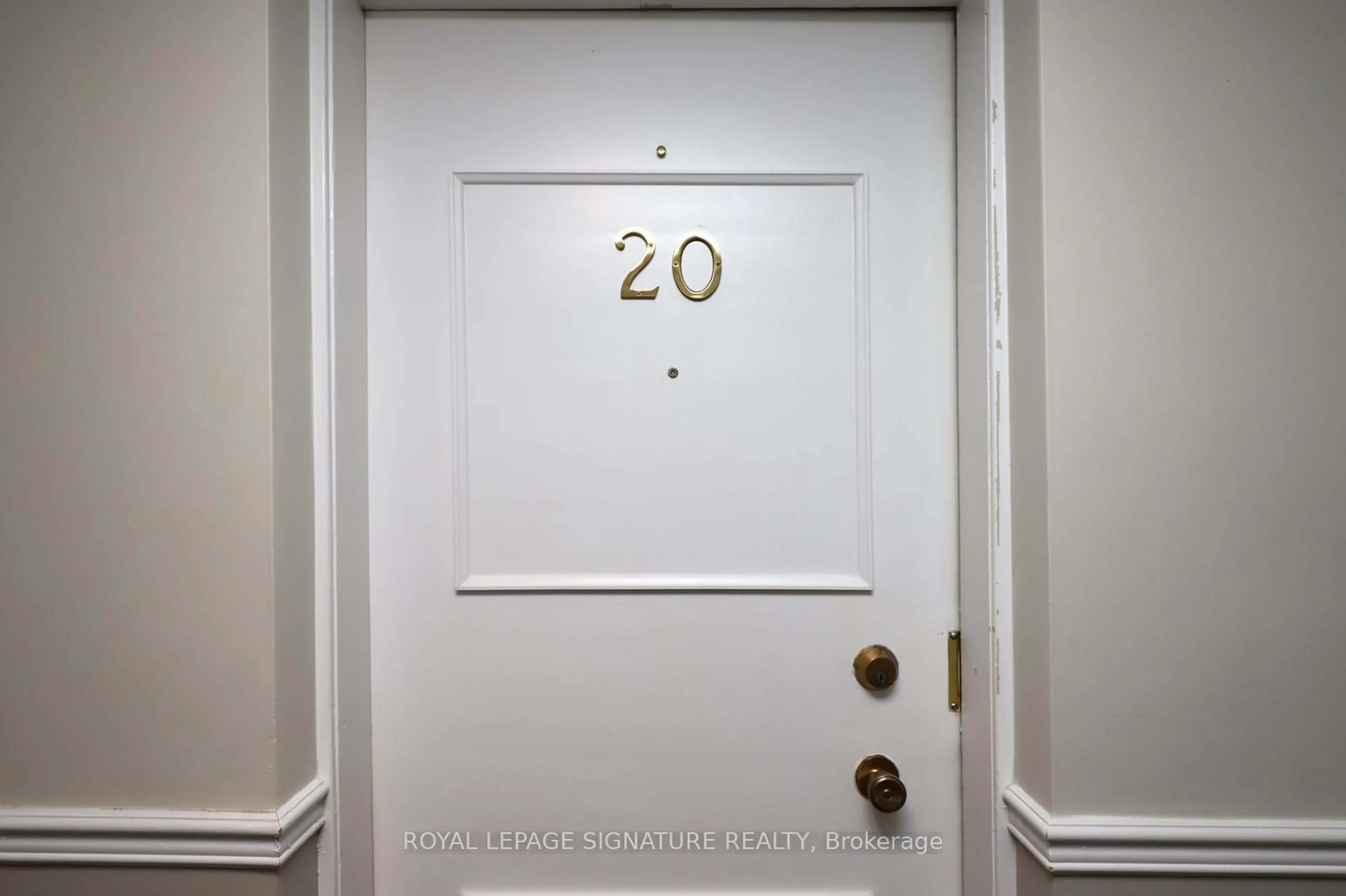 Indoor entryway for 160 Carsbrooke Rd #20, Toronto Ontario M9C 1G9