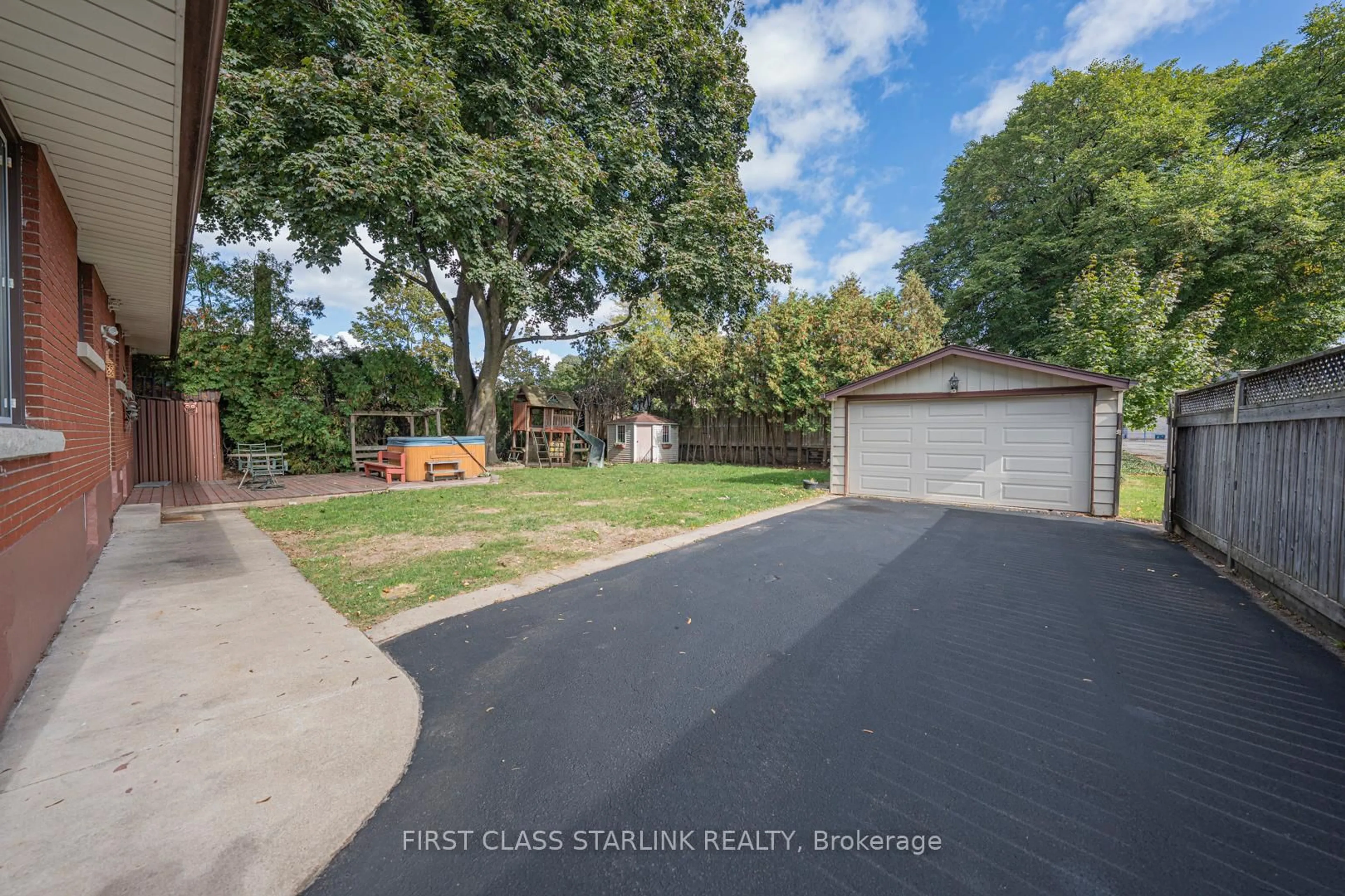 A pic from outside/outdoor area/front of a property/back of a property/a pic from drone, street for 621 Dynes Rd, Burlington Ontario L7N 2V4
