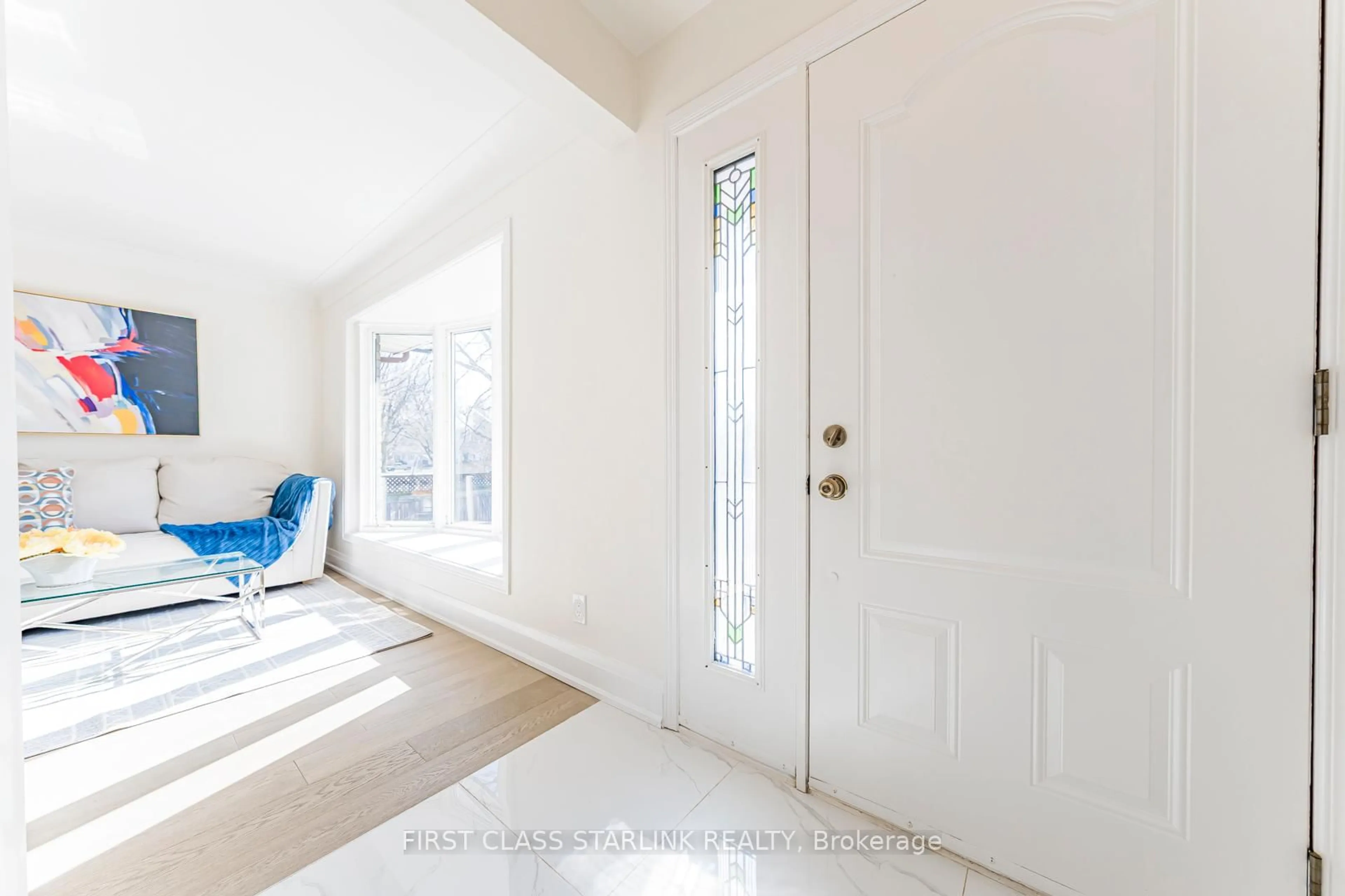 Indoor entryway for 621 Dynes Rd, Burlington Ontario L7N 2V4