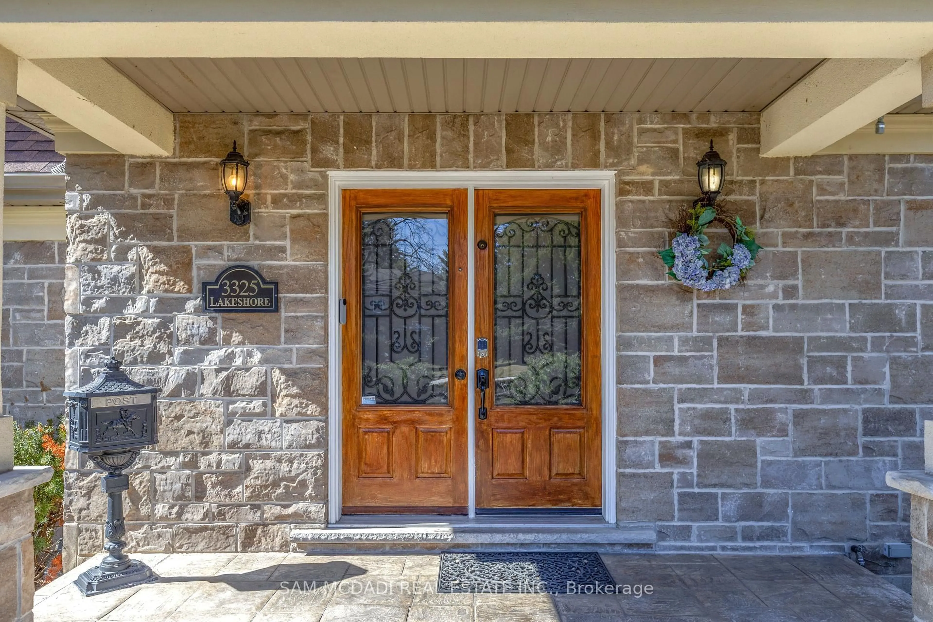 Indoor entryway for 3325 Lakeshore Rd, Burlington Ontario L7N 1B1