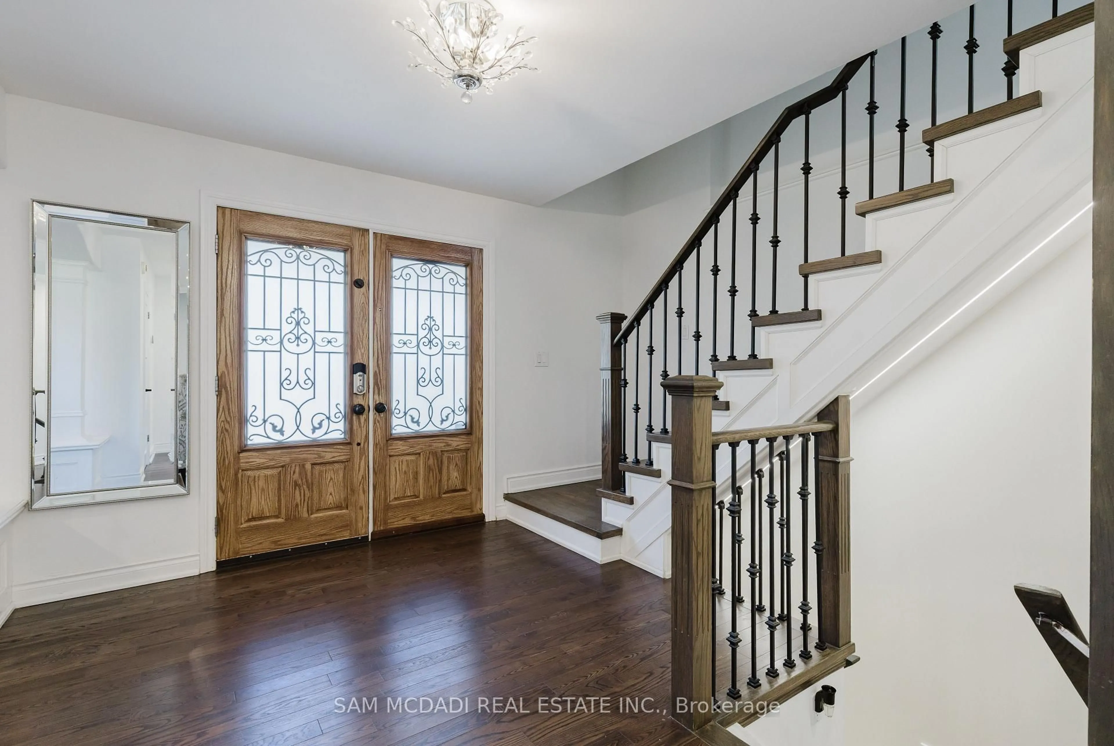 Indoor entryway for 3325 Lakeshore Rd, Burlington Ontario L7N 1B1