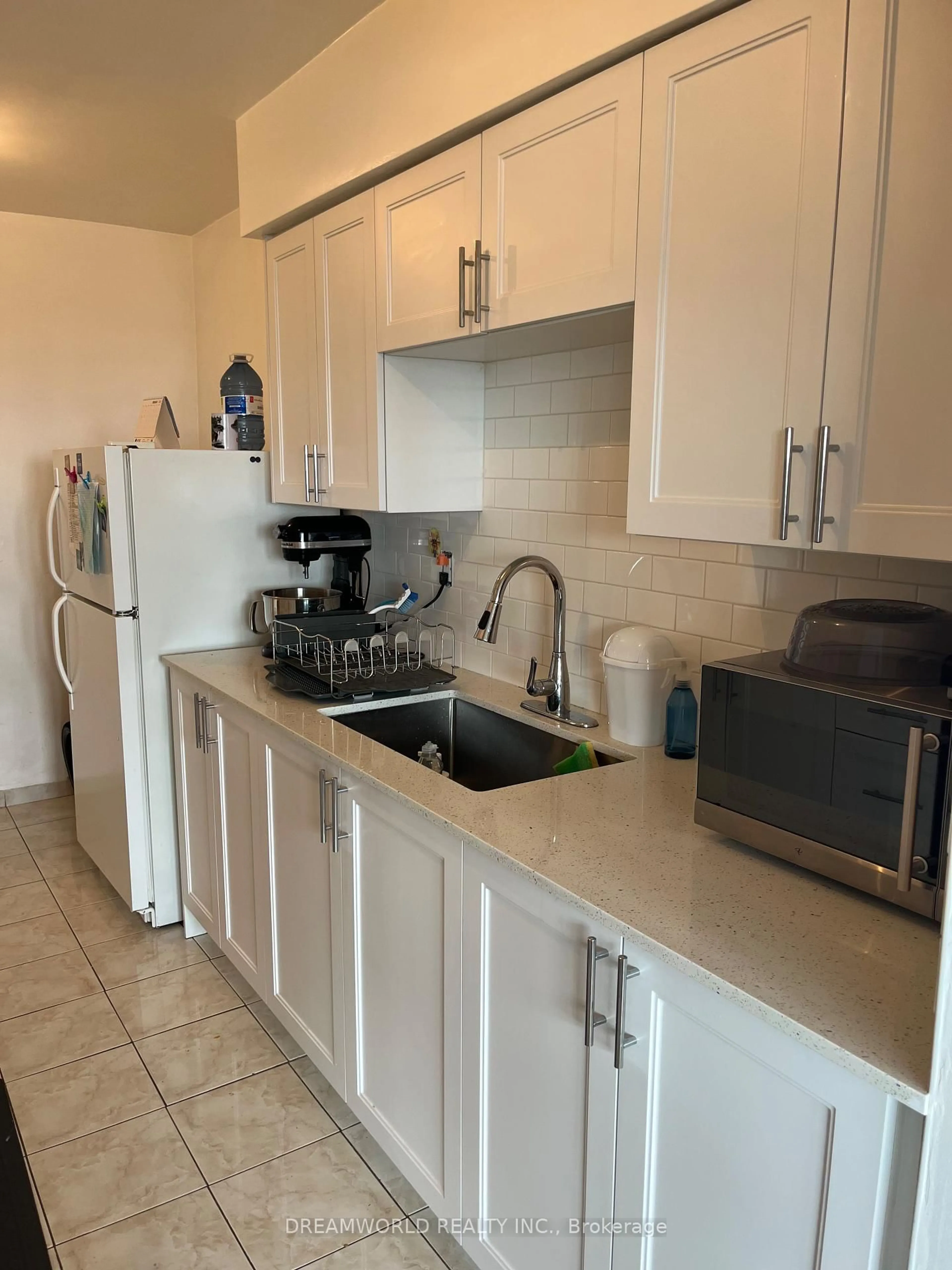 Standard kitchen, ceramic/tile floor for 5 Frith Rd #1004, Toronto Ontario M3N 2L5